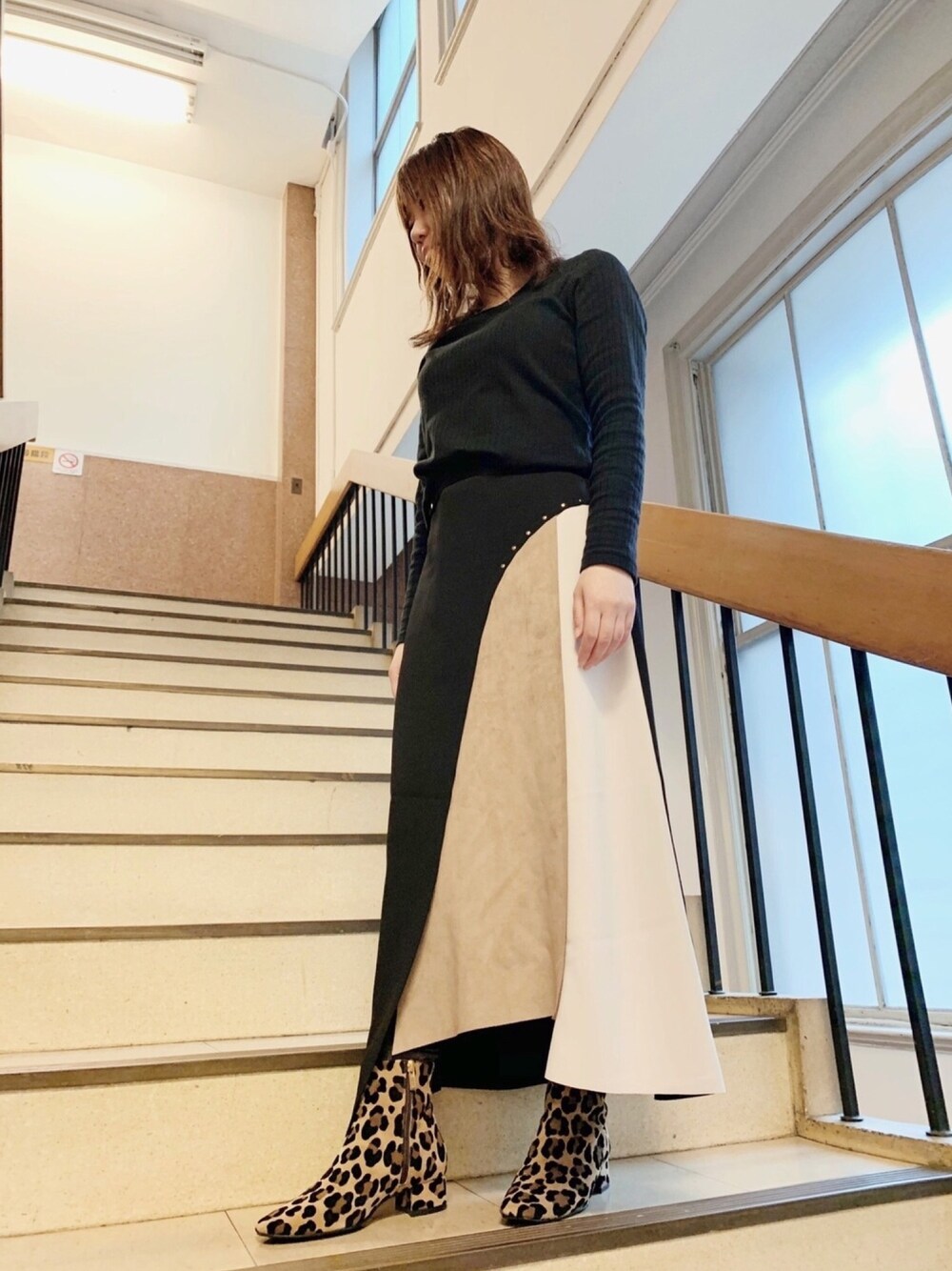 ブラウン系のブーツを着用したレディースの秋コーディネートの1枚目の写真