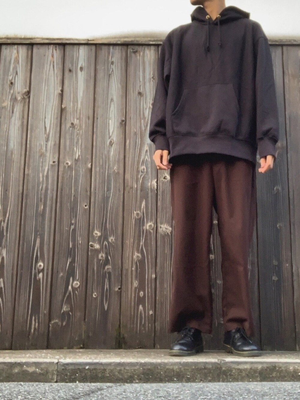 ブラウン系のその他パンツ、ブラック系のパーカーを着用したメンズの秋コーディネートの1枚目の写真