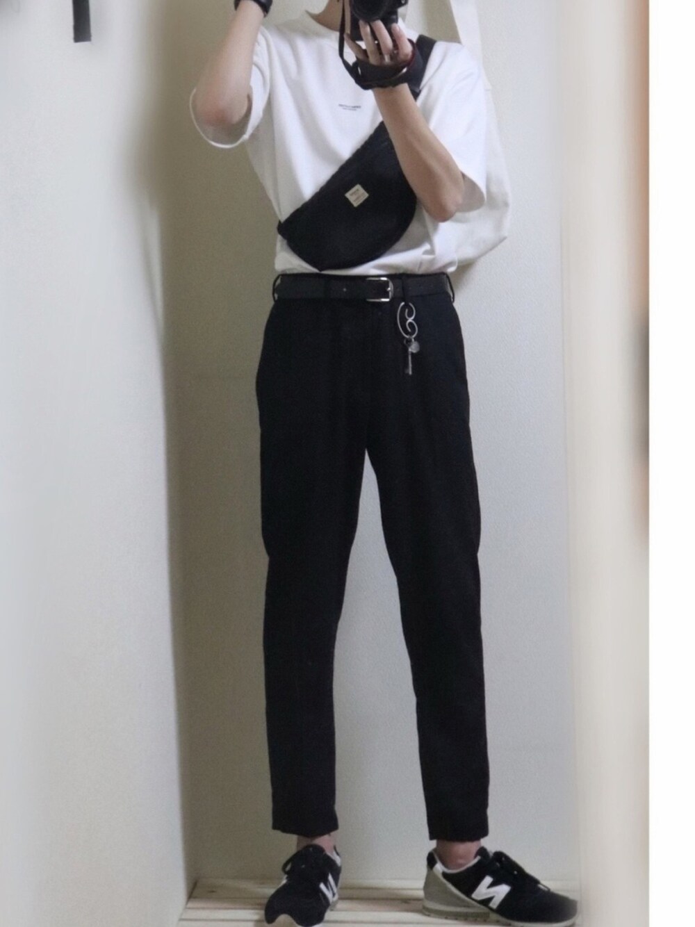 「シンプル、モノトーン、ウエストポーチ、タックイン、プチプラ、おしゃれさんと繋がりたい、スニーカー、秋のコーデ、きれいめカジュアル」｜「EMMA CLOTHESのオーバーサイズポンチローマカットソー 1/2 sleeve (EMMA CLOTHES)（Tシャツ/カットソー、ホワイト系）」を使った、MN_syokiさん（メンズ・178cm）の秋コーディネートの1枚目の写真