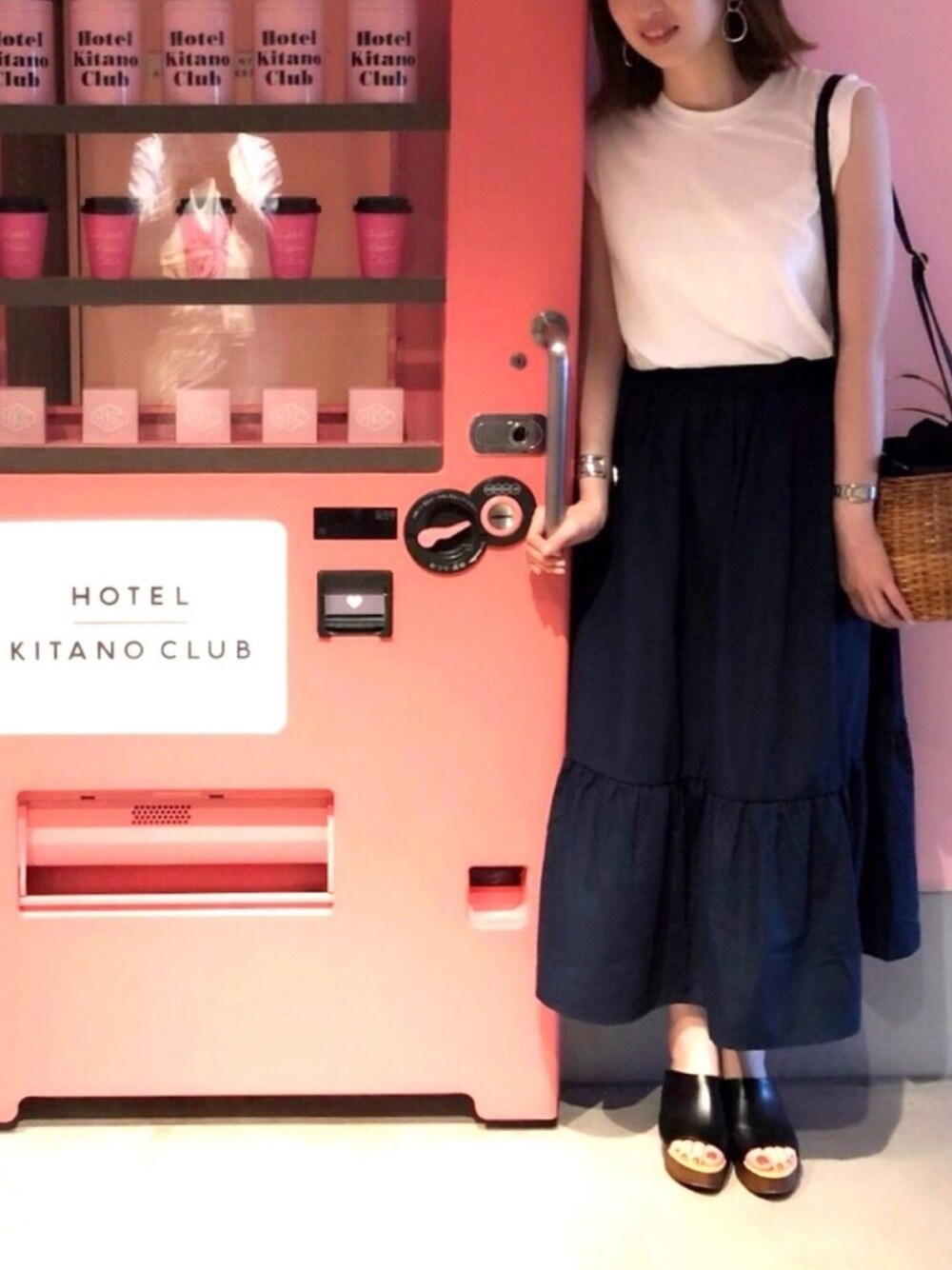 「夏セールで買いました、夏コーデ、シンプルコーデ、ノースリーブ、ロングスカート、プチプラ、ウェッジソール、厚底サンダル、かごバッグ、シルバーアクセサリー」｜「HANESの【Hanes FOR BIOTOP】Sleeveless T-Shirts 2color（Tシャツ/カットソー、ブルー系）」を使った、n★pさん（レディース・167cm）の夏コーディネートの1枚目の写真