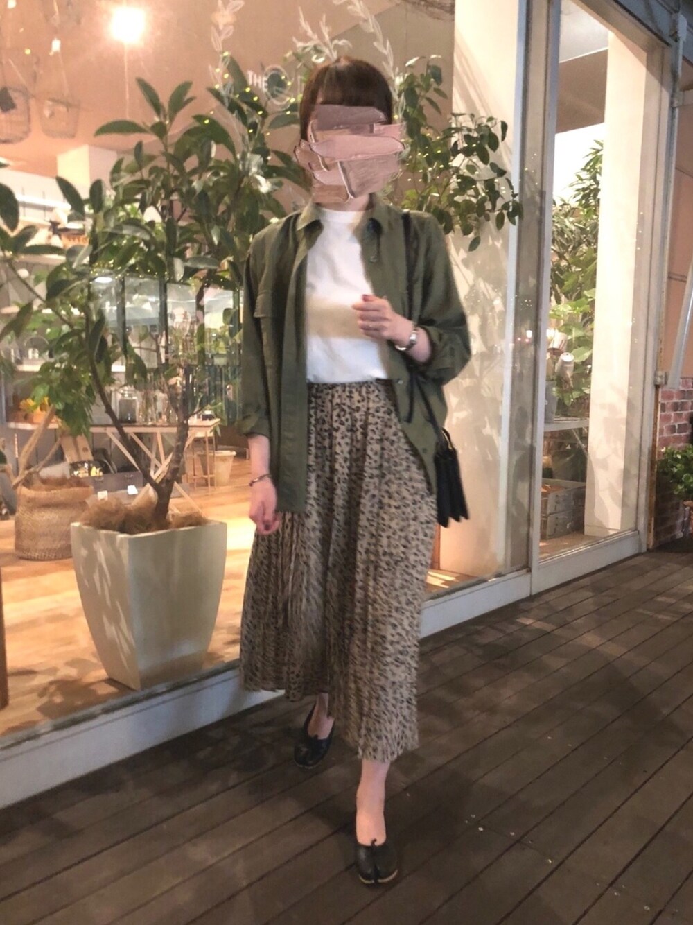 「休日スタイル、カジュアル、プチプラコーデ、秋のコーデ、カーキ、白Tシャツ、ロングスカート、プリーツスカート、ひょう柄、足袋バレエ」｜「Spick & Spanのスーピマコットン ビッグシャツ◆（シャツ/ブラウス、グリーン系）」を使った、n★pさん（レディース・167cm）の秋コーディネートの1枚目の写真
