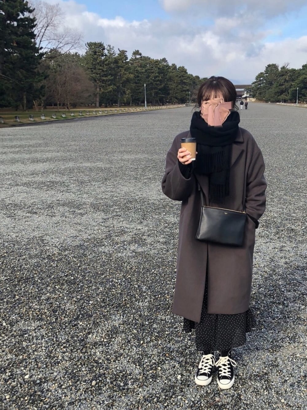 「ootd、冬コーデ、休日スタイル、着回しコーデ、ブラック、ロングコート、ニット、ワンピース、レイヤードスタイル、converse」｜「IENAのMANTECOオーバーチェスターコート◆（チェスターコート、グレー系）」を使った、n★pさん（レディース・167cm）の冬コーディネートの1枚目の写真