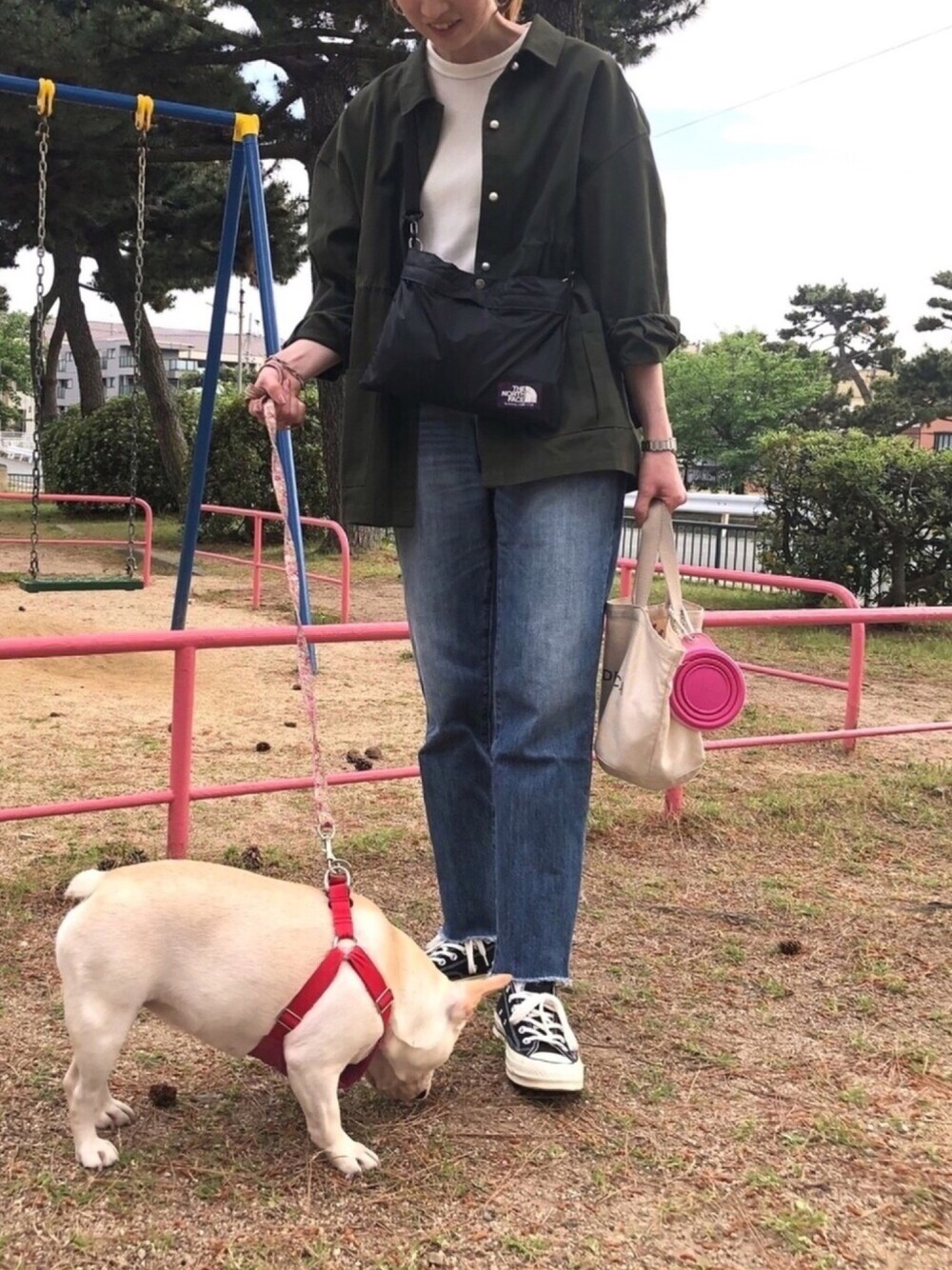 「ootd、春コーデ、休日コーデ、メンズライク、白Tシャツ、デニム、スニーカー、converse、CT70s、サコッシュ」｜「PHILIPPE AUDIBERTのPHILIPPE AUDIBERT M HOOP ピアス（ピアス（両耳用）、シルバー系）」を使った、n★pさん（レディース・167cm）の春コーディネートの1枚目の写真