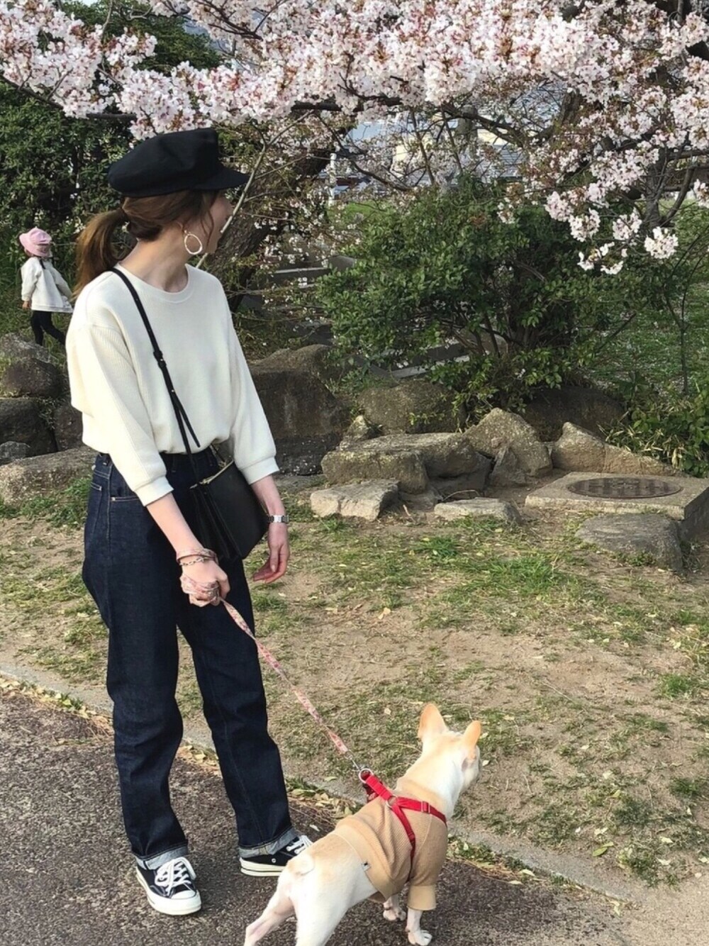 「ootd、シンプル、カジュアル、パンツスタイル、デニム、ハイウエスト、ウエストイン、スニーカー、converse、マリンキャップ」｜「CA4LAのマリンキャップ（帽子、ブラック系）」を使った、n★pさん（レディース・167cm）の春コーディネートの1枚目の写真