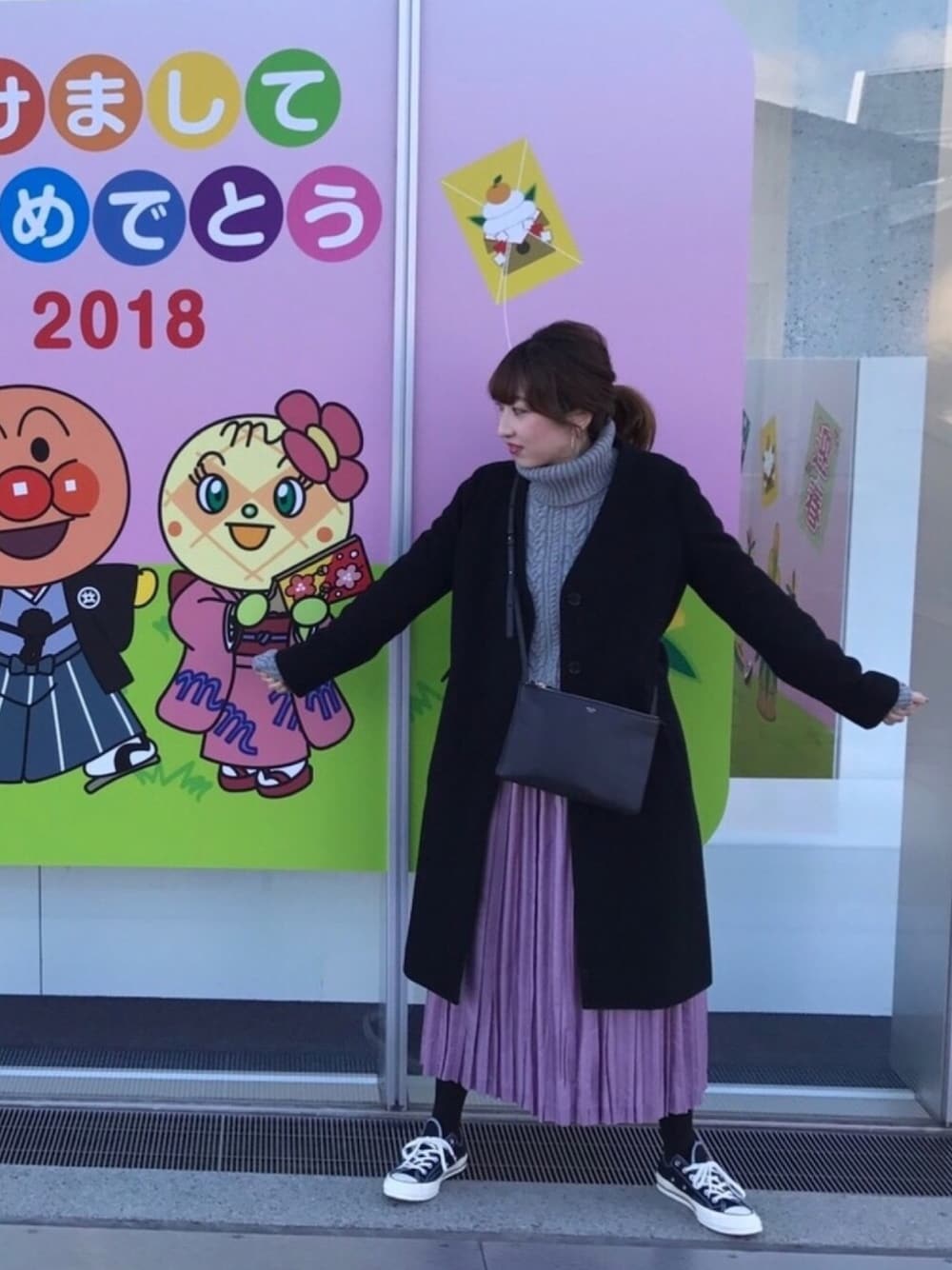 「カジュアルコーデ、ゆるコーデ、ノーカラーコート、ロングコート、タートルネック、ロングスカート、マキシスカート、パープル、ショルダーバッグ、スニーカー」｜「IL BISONTEのIL BISONTE / イルビゾンテ:メダルゴム（ヘアゴム、ゴールド系）」を使った、n★pさん（レディース・167cm）の冬コーディネートの1枚目の写真