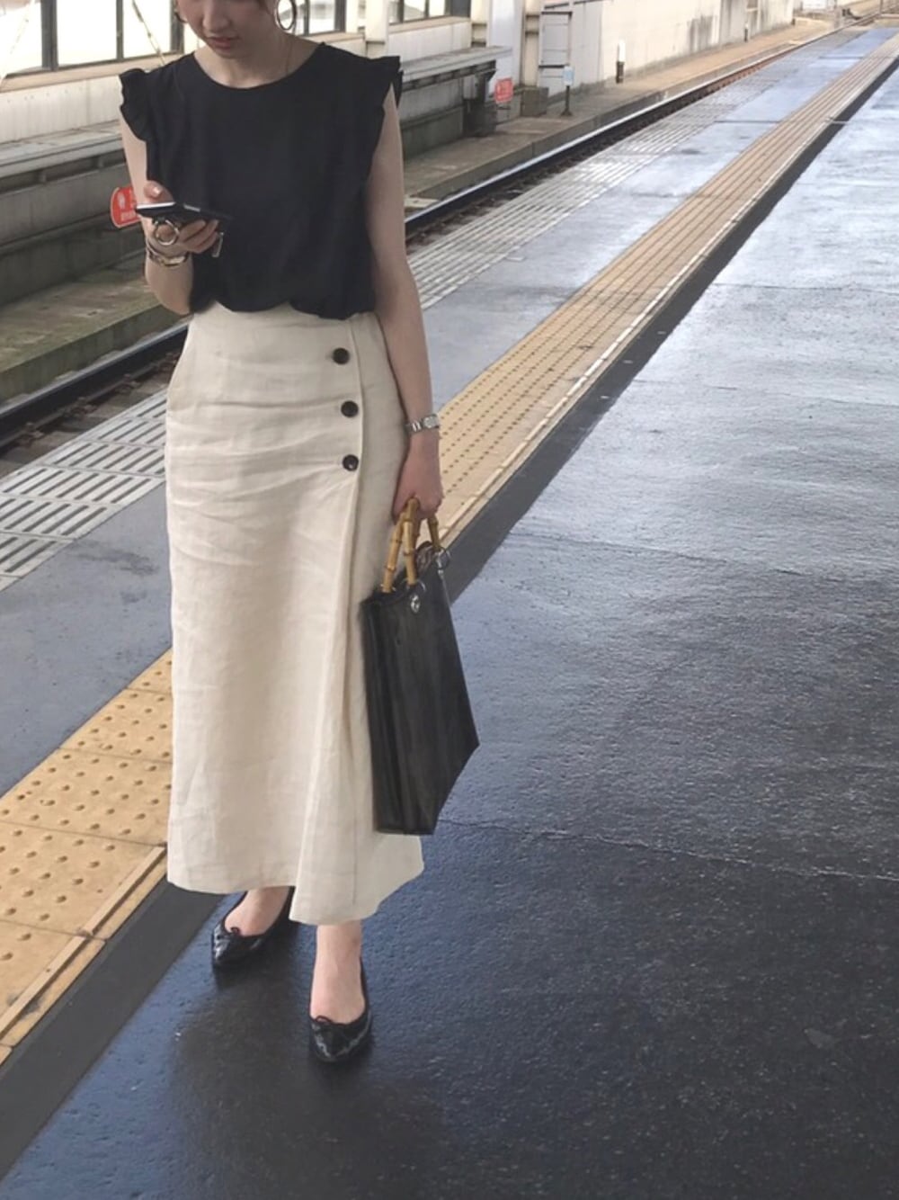 「ootd、夏、休日スタイル、ブラウス、ロングスカート、タイトスカート、ウエストイン、リネン、バレエシューズ、クリアバッグ」｜「ANEMONEのべっこう風マーブルのフープピアス[小]（ピアス（両耳用）、ベージュ系）」を使った、n★pさん（レディース・167cm）の夏コーディネートの1枚目の写真