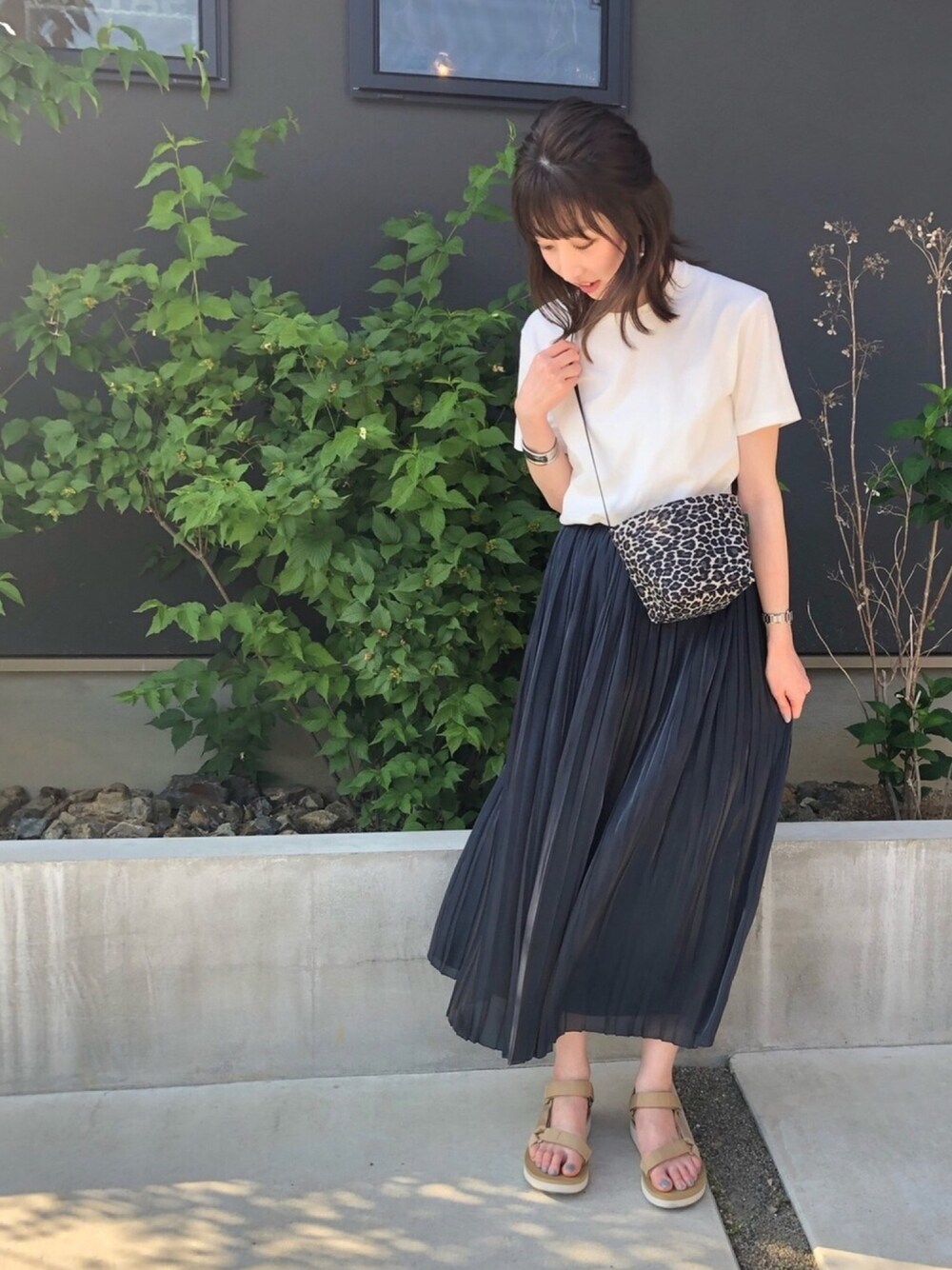 「シンプルコーデ、カジュアルコーデ、休日スタイル、白Tシャツ、プリーツスカート、ショルダーバッグ、レオパード、サンダル、スポーツサンダル、ootd」｜「UNIQLOのクルーネックT（半袖）（Tシャツ/カットソー、ホワイト系）」を使った、n★pさん（レディース・167cm）の夏コーディネートの1枚目の写真
