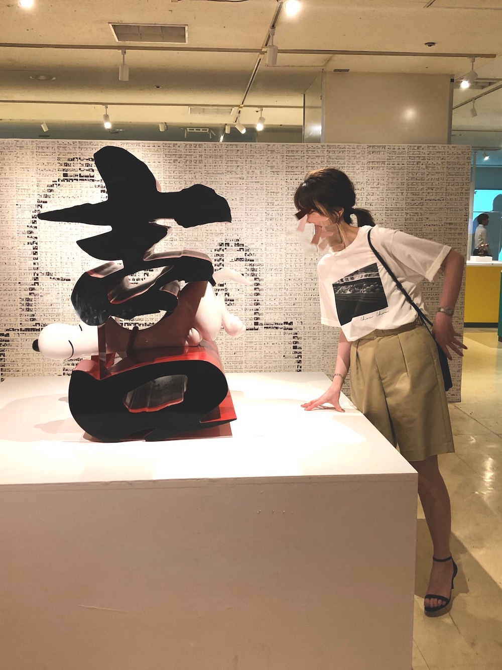 「夏、休日スタイル、オトナカジュアル、パンツスタイル、ショートパンツ、ウエストイン、白Tシャツ、プリントT、サンダル、ショルダーバッグ」｜「IENAのparis photo Tシャツ◆（Tシャツ/カットソー、ホワイト系）」を使った、n★pさん（レディース・167cm）の夏コーディネートの1枚目の写真