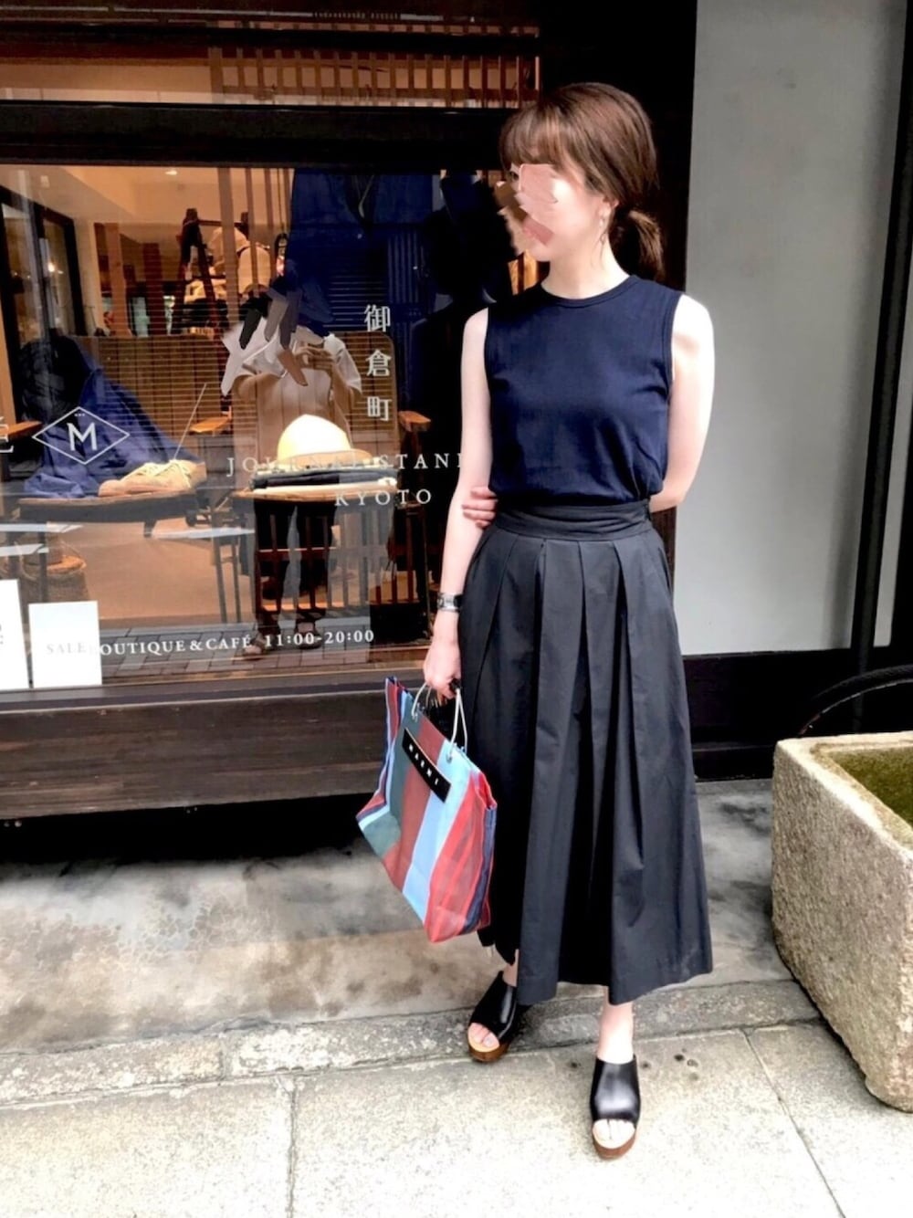 「ootd、休日スタイル、シンプルコーデ、夏、ブラック、ノースリーブ、スカート、フレアスカート、サンダル、ウェッジソール」｜「Ron Hermanのアイテム（Tシャツ/カットソー、ブルー系）」を使った、n★pさん（レディース・167cm）の夏コーディネートの1枚目の写真