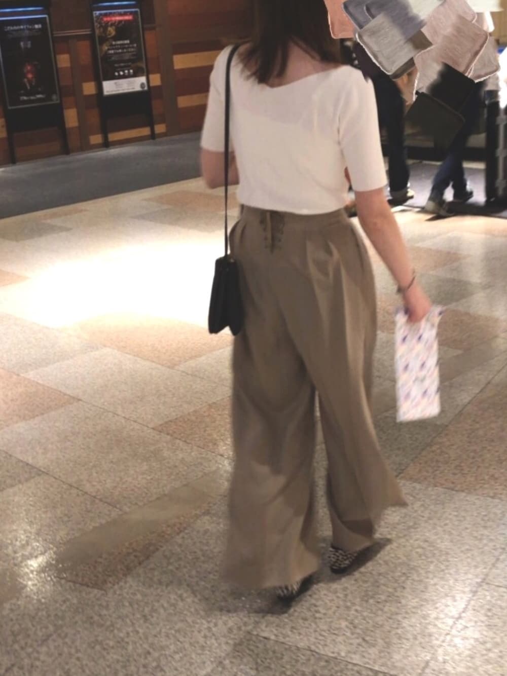 「休日スタイル、シンプルコーデ、オトナカジュアル、パンツスタイル、ベージュ、ワイドパンツ、ウエストイン、シルバーアクセサリー、バレエシューズ、ダルメシアン柄」｜「A part byの14GCoMoワイドボートネックSS 762430 （ニット/セーター、ホワイト系）」を使った、n★pさん（レディース・167cm）の秋コーディネートの1枚目の写真