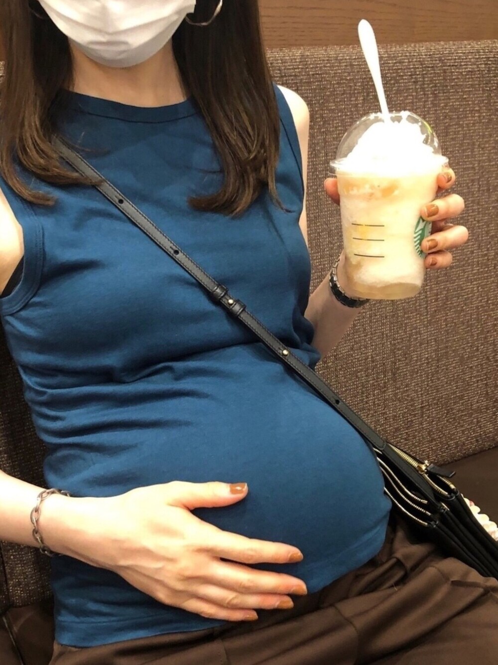 「夏、シンプルコーデ、休日スタイル、パンツスタイル、ノースリーブ、アースカラー、シルバーアクセサリー、マタニティ、ママコーデ」｜「LEPSIMのマタニティ/カットフレアパンツ　876050（マタニティウェア/グッズ、ブラウン系）」を使った、n★pさん（レディース・167cm）の夏コーディネートの1枚目の写真