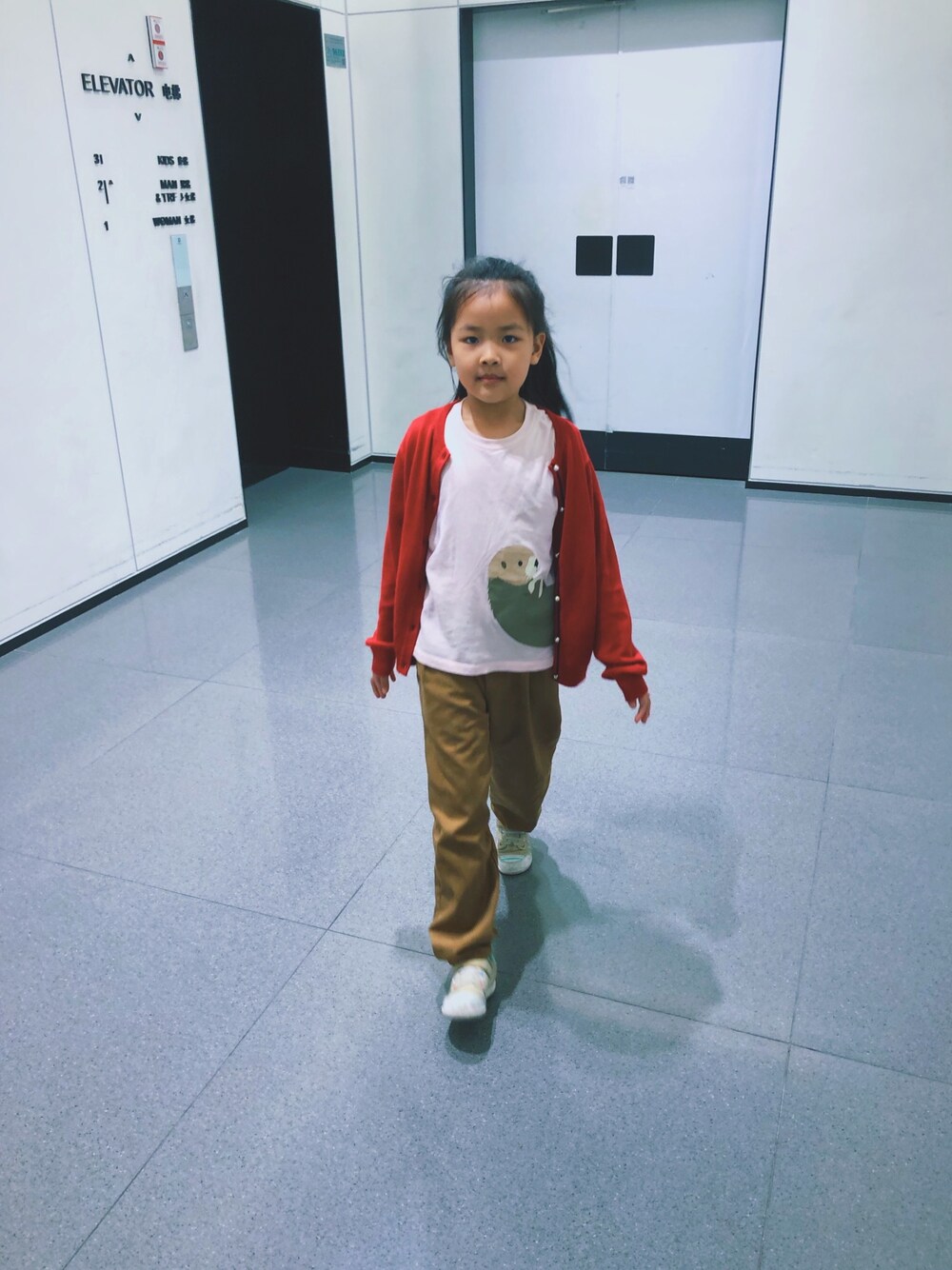 「MUJI Laboのアイテム（Tシャツ/カットソー、ピンク系）」を使った、yu_yulingさん（キッズ・130cm）の秋コーディネートの1枚目の写真