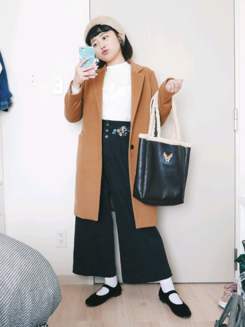 「coat、GU、BEAMS BOY、united carr、leather bag、leather、Hair Band、elegant、casual、lace top」｜「UNITED CARRのアイテム（ハンドバッグ、ブラウン系）」を使った、mojoさん（レディース・160cm）の春コーディネートの1枚目の写真