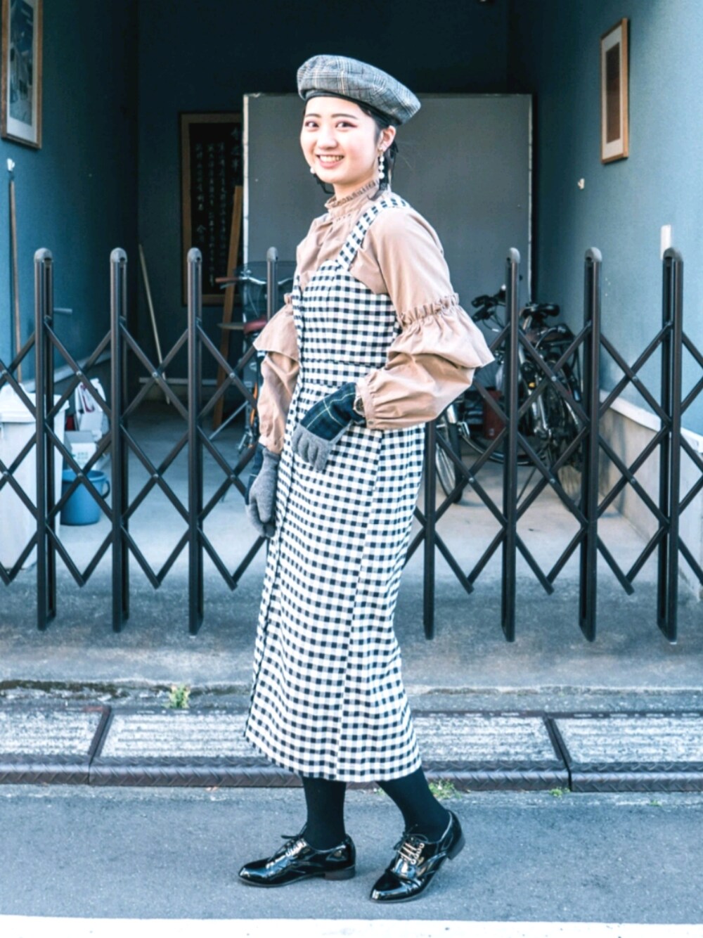 「elegant、pearl earrings、dress、ONE PIECE、dress shoes、oxford、check pattern、beret」｜「w closetのアイテム（ワンピース、その他）」を使った、mojoさん（レディース・160cm）の春コーディネートの1枚目の写真