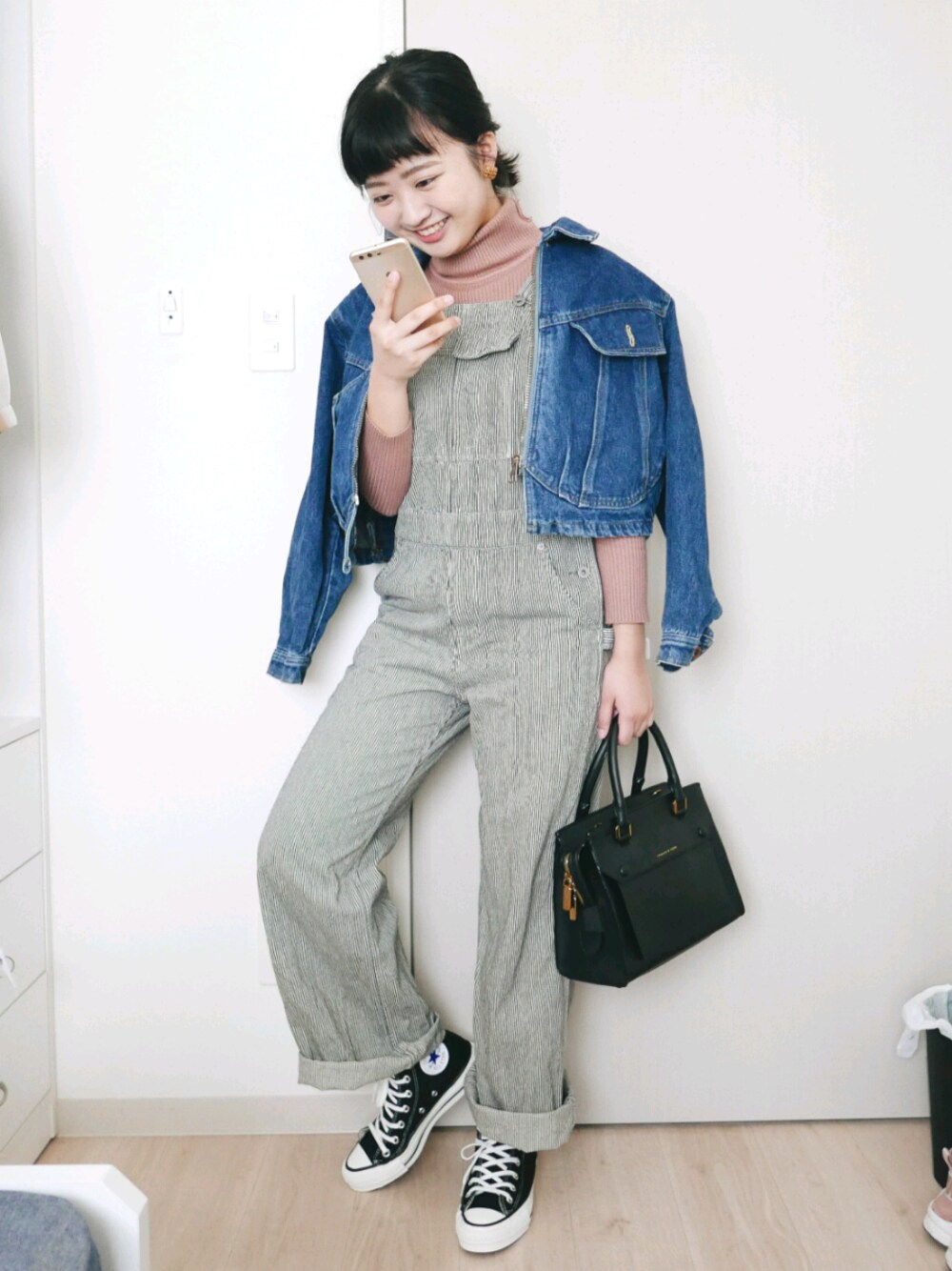 「jeans、overall、salopette、pink、BAG、CHARLES＆KEITH、converse、casual、古着」｜「murraのアイテム（ニット/セーター、ピンク系）」を使った、mojoさん（レディース・160cm）の春コーディネートの1枚目の写真