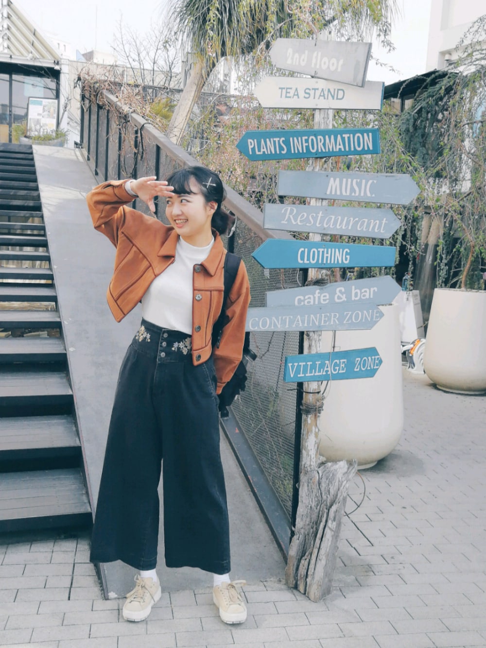 「PUMA、puma suede、beige、sneakers、casual、Wide Pants、ootd、カジュアル、スニーカーコーデ、シンプル」｜「UNIQLOのアイテム（ニット/セーター、ホワイト系）」を使った、mojoさん（レディース・160cm）の春コーディネートの1枚目の写真
