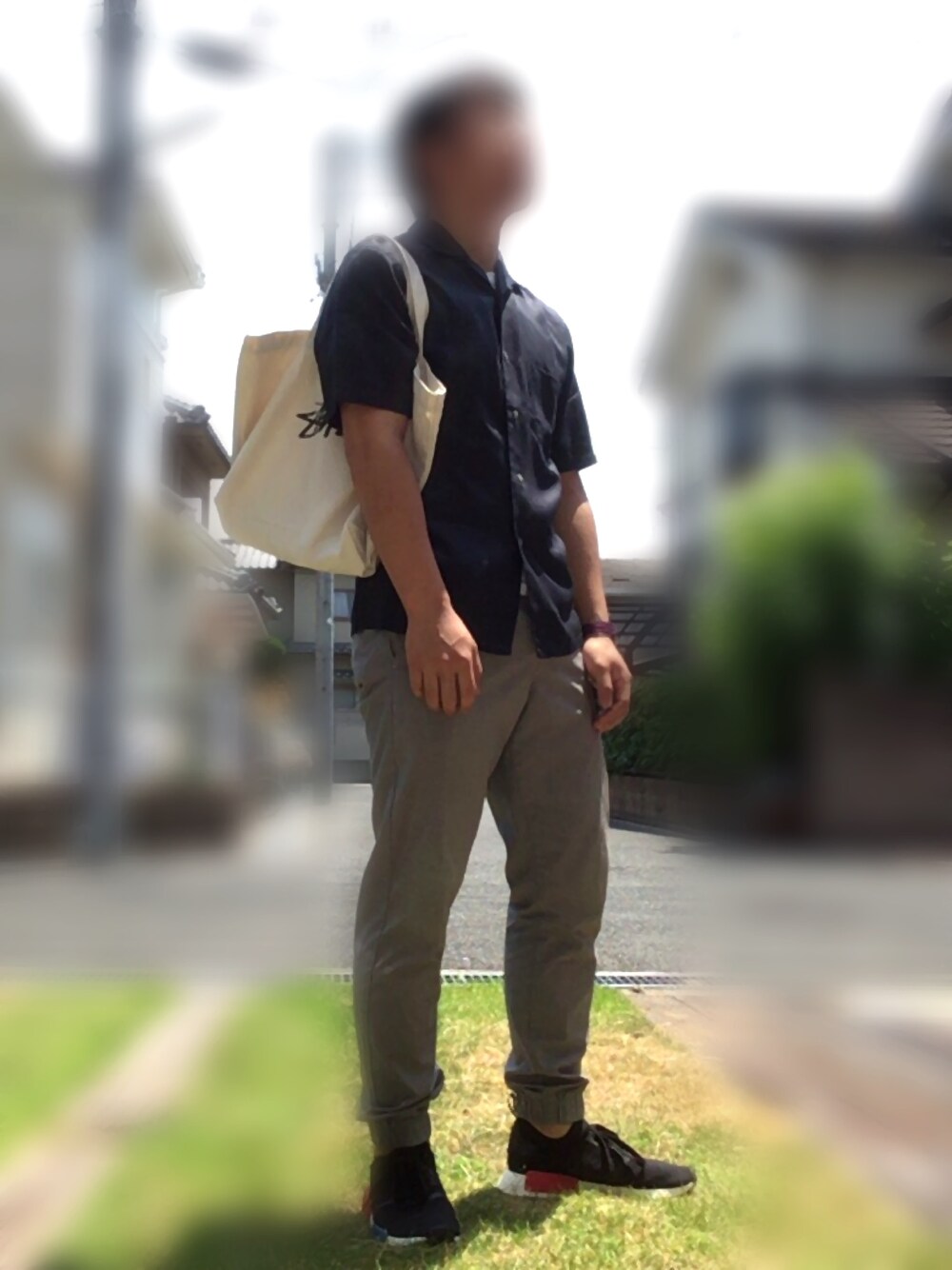 ベージュ系のトートバッグ、ブルー系のシャツ/ブラウス、ホワイト系のTシャツ/カットソーを着用したメンズの春コーディネートの1枚目の写真
