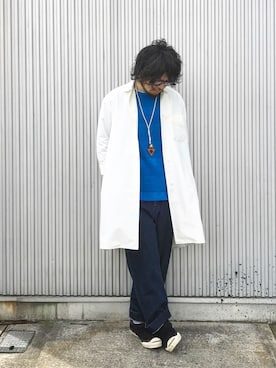 「白コート」｜「アイテム（ステンカラーコート）」を使った、Yushi Amanoさん（メンズ・174cm）の春コーディネート
