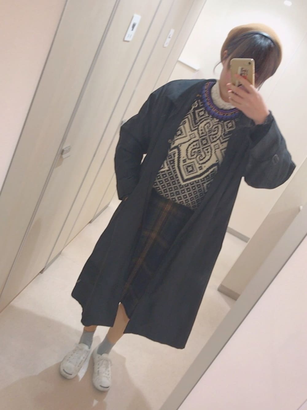 「個性的、古着、古着ニット、Gogosing、韓国ファッション、ベレー帽、ジャックパーセル、レーストップス、converse、大学生」｜「usedのアイテム（その他トップス、ホワイト系）」を使った、waveさん（レディース・166cm）の冬コーディネートの1枚目の写真