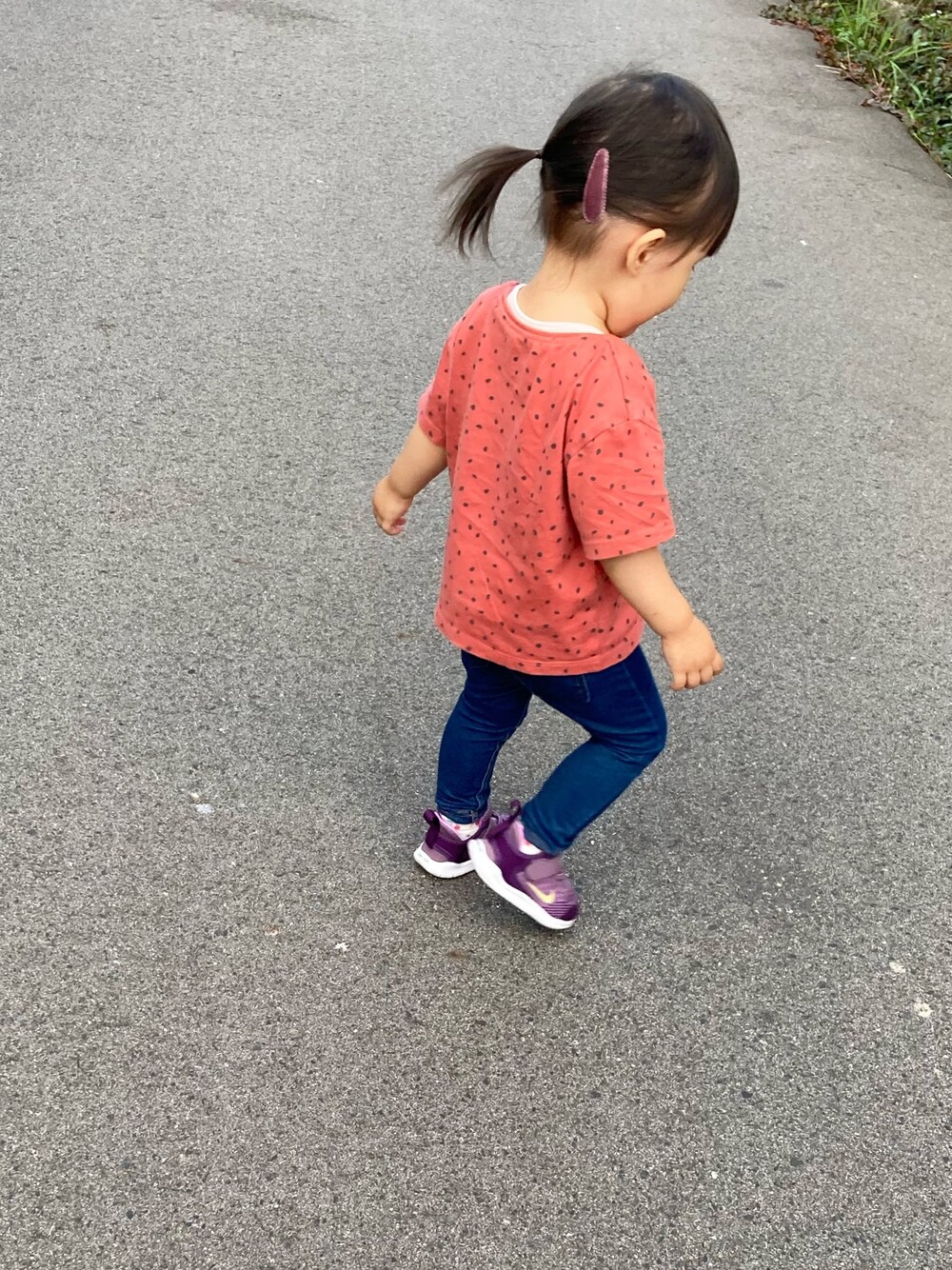 「スニーカー、デニムパンツ」｜「nextのアイテム（Tシャツ/カットソー、オレンジ系）」を使った、もちゃんさん（キッズ・80cm）の秋コーディネートの1枚目の写真
