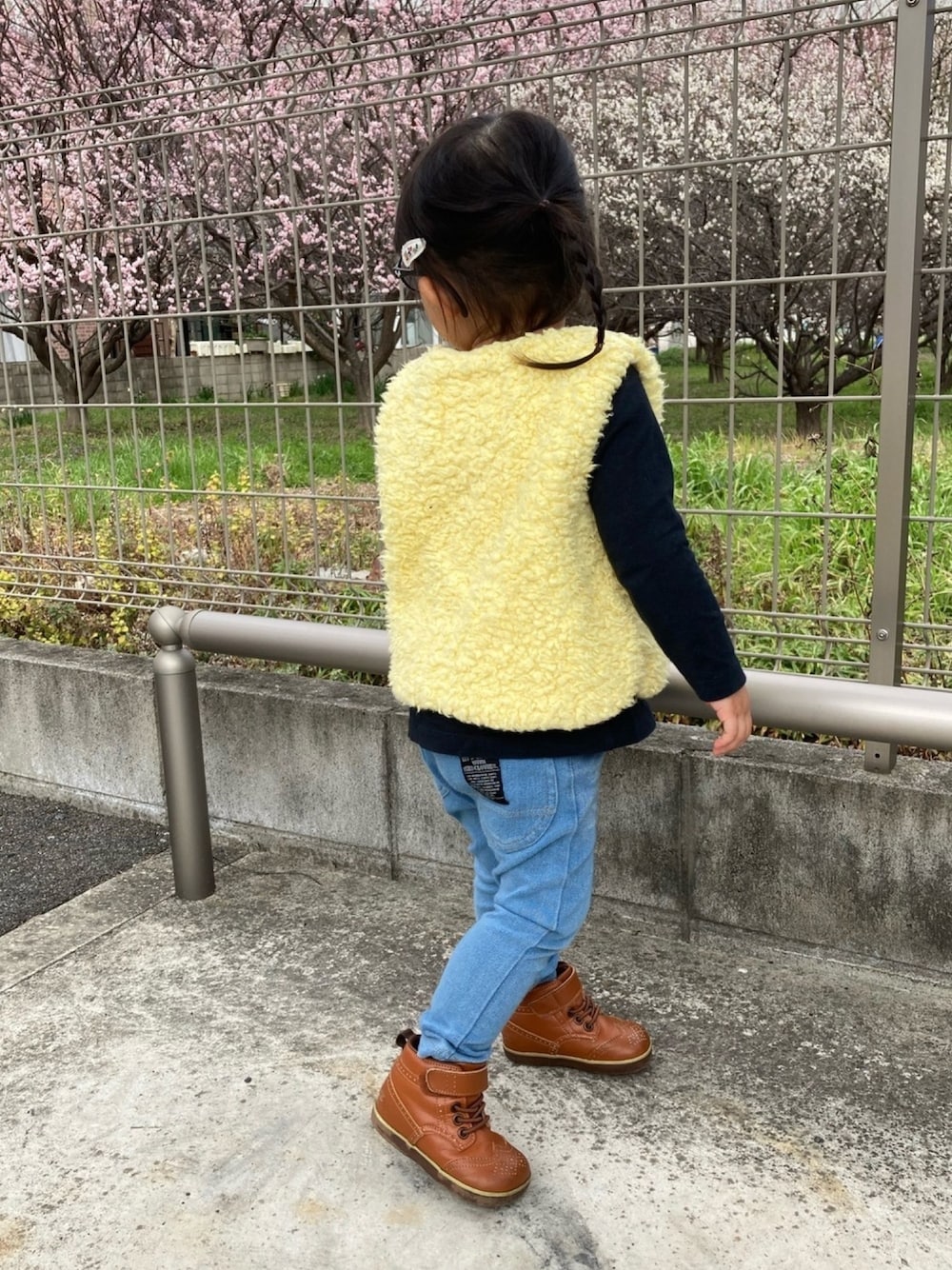「ベスト、はるコーデ、女の子、2歳3ヶ月」｜「RBTのリバーシブルボアベスト（ベスト、イエロー系）」を使った、もちゃんさん（キッズ・80cm）の冬コーディネートの1枚目の写真
