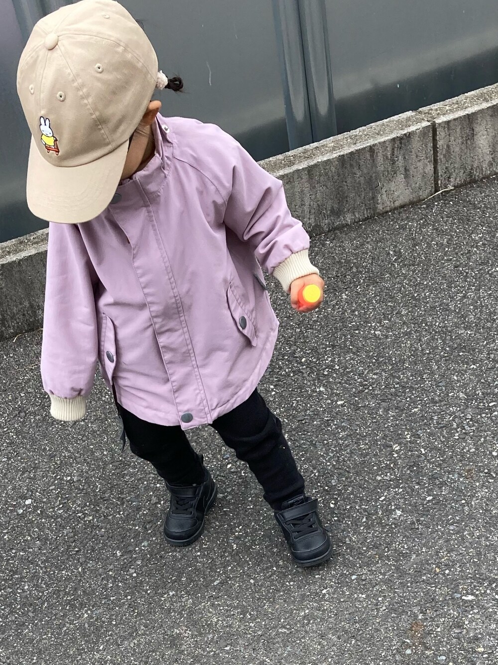 「ブラックコーデ、2歳4ヶ月」｜「しまむらのアイテム（キャップ、ベージュ系）」を使った、もちゃんさん（キッズ・80cm）の春コーディネートの1枚目の写真