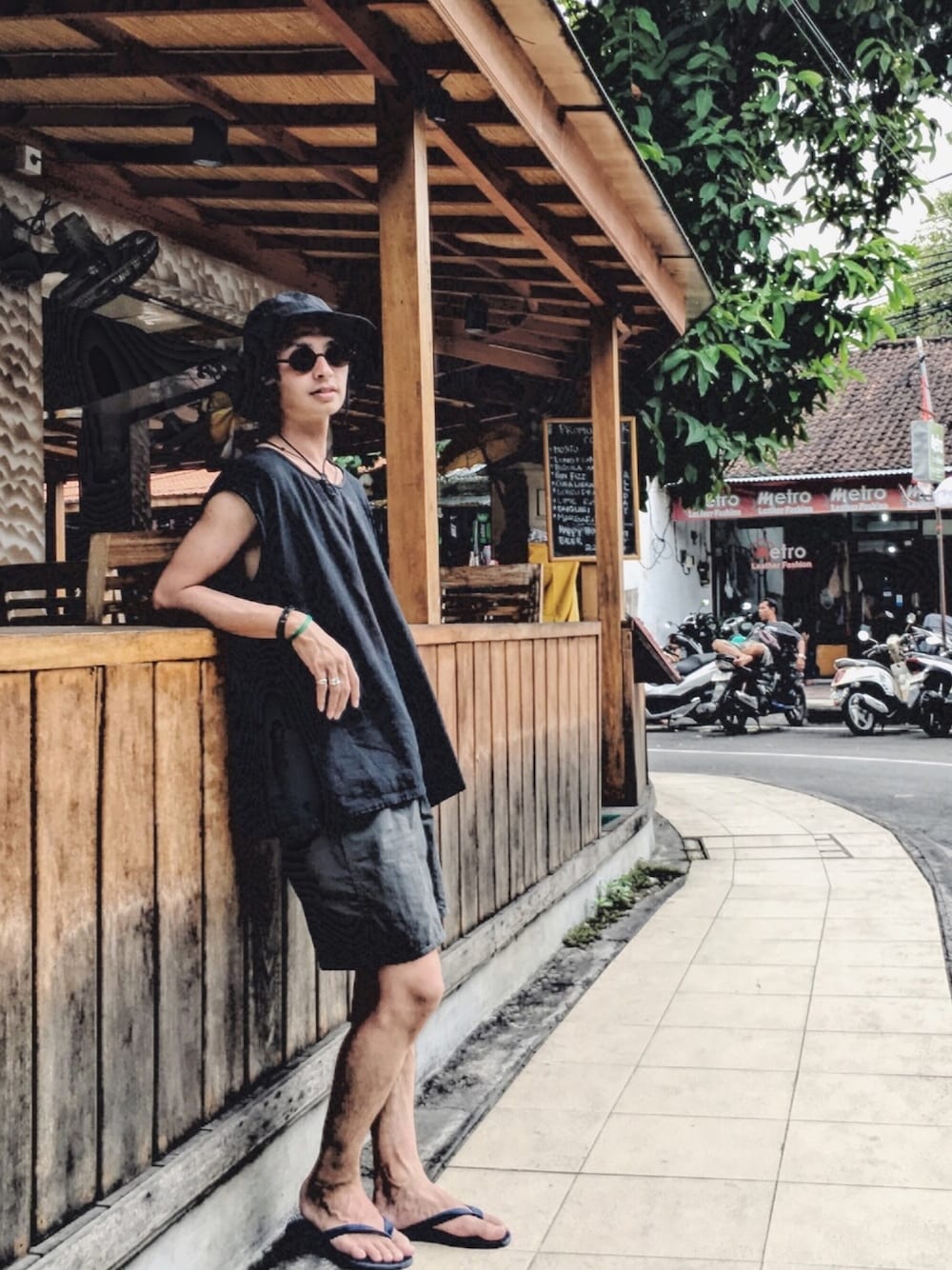 「シンプル、おしゃれさんと繋がりたい、ootd、ブラック、ストリート、モノトーン、ビッグシルエット、古着MIX、海外旅行、バケットハット」｜「DUPEの＜dupe＞ REVOLUTION/サンダル ：（ビーチサンダル、ブルー系）」を使った、ゆうぞー▼▲▼▲さん（メンズ・175cm）の秋コーディネートの1枚目の写真