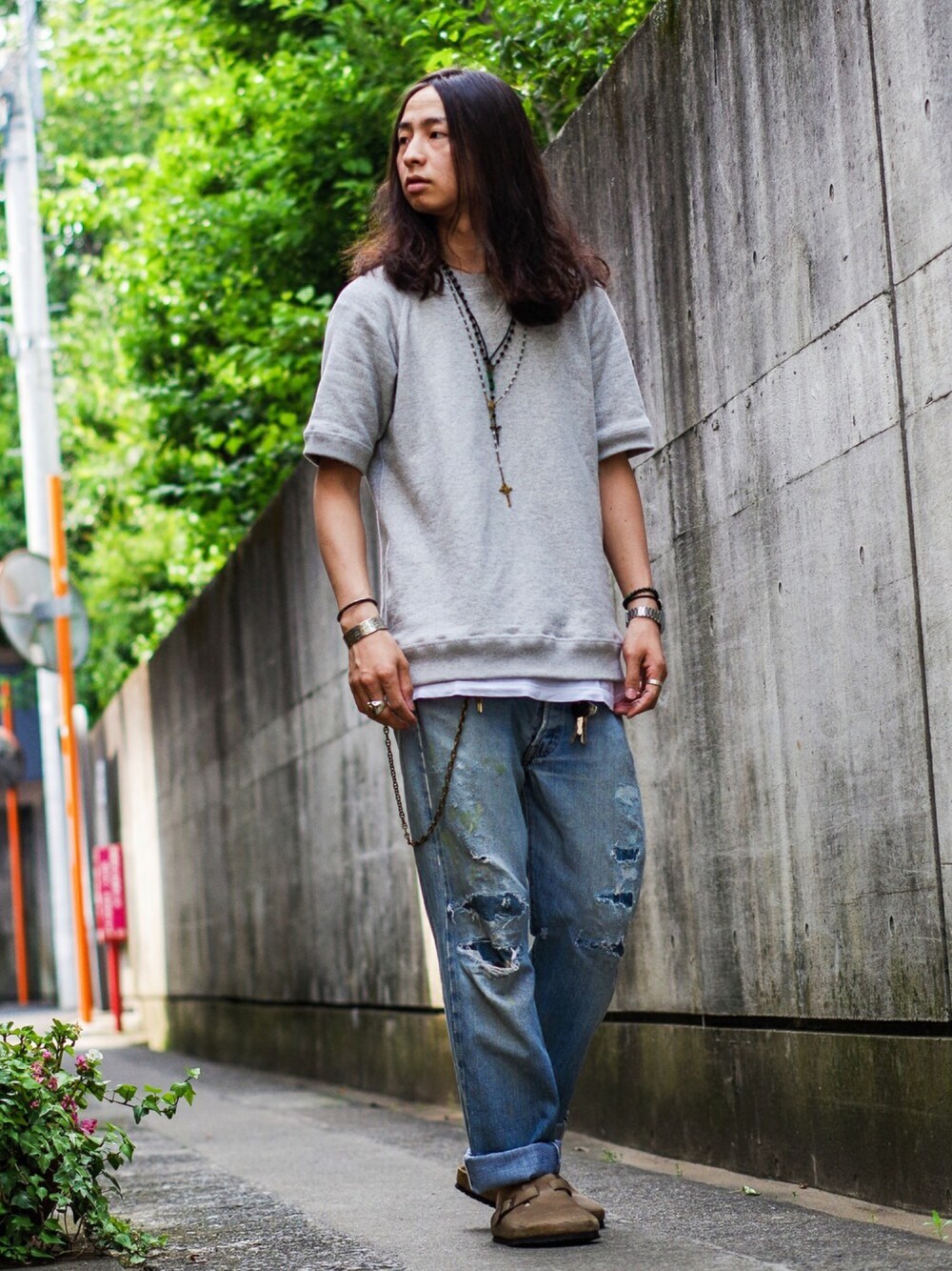 ブルー系のデニムパンツ、ベージュ系のサンダル、ホワイト系のTシャツ/カットソーを着用したメンズの春コーディネートの1枚目の写真