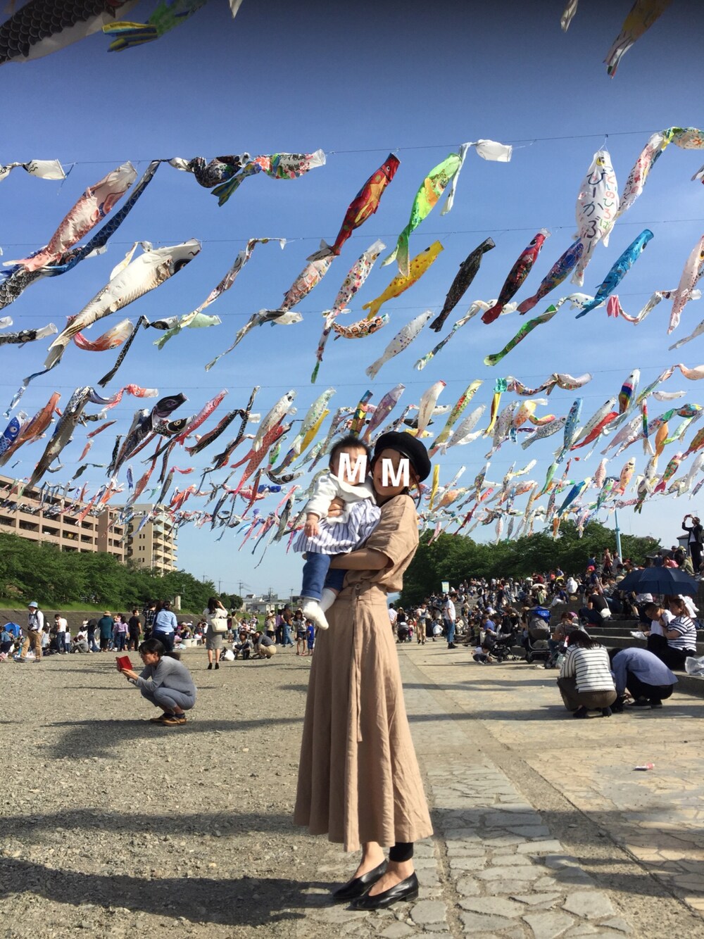 「シンプル、ワンピース、ママコーデ、休日スタイル、こどもの日」｜「KBF+のKBF+　フロントダブルベルトフレアワンピース（ワンピース、ベージュ系）」を使った、Mi-chaan○さん（レディース・159cm）の春コーディネートの1枚目の写真