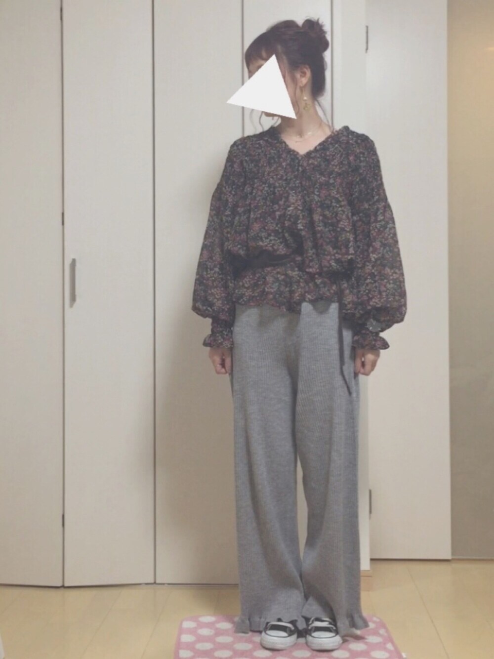 「Kastane、フリルパンツ、花柄ブラウス」｜「Kastaneの＜再入荷＞リブニットフリルパンツ（その他パンツ、グレー系）」を使った、ERIKOさん（レディース・160cm）の冬コーディネートの1枚目の写真