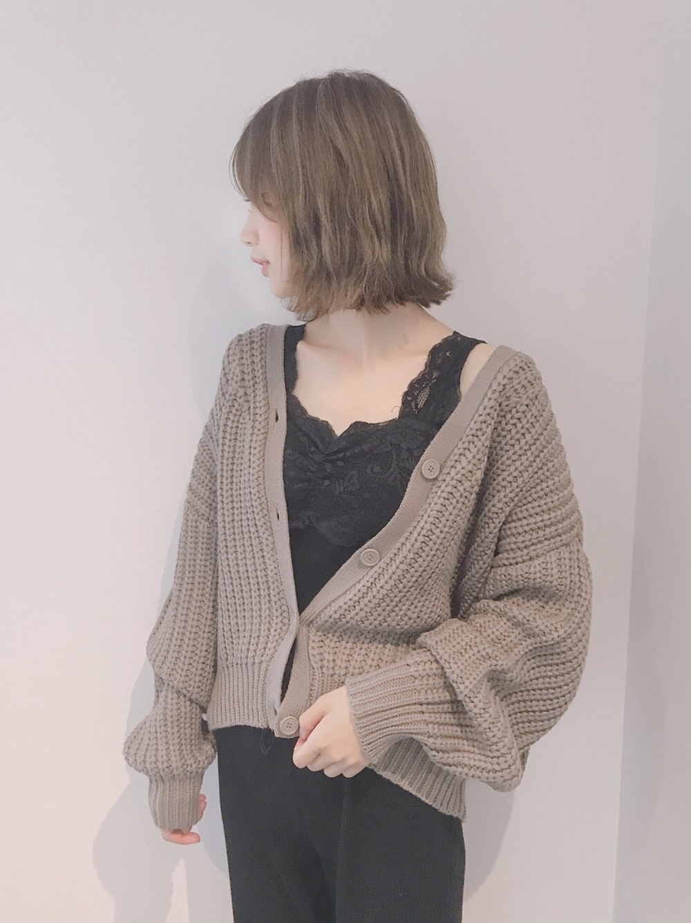 「秋服準備はじめました、秋のコーデ、キャミソール、カーディガン、ニットカーディガン」｜「LOWRYS FARMのカットリブパンツ　808637（その他パンツ、ブラック系）」を使った、ERIKOさん（レディース・160cm）の秋コーディネートの1枚目の写真