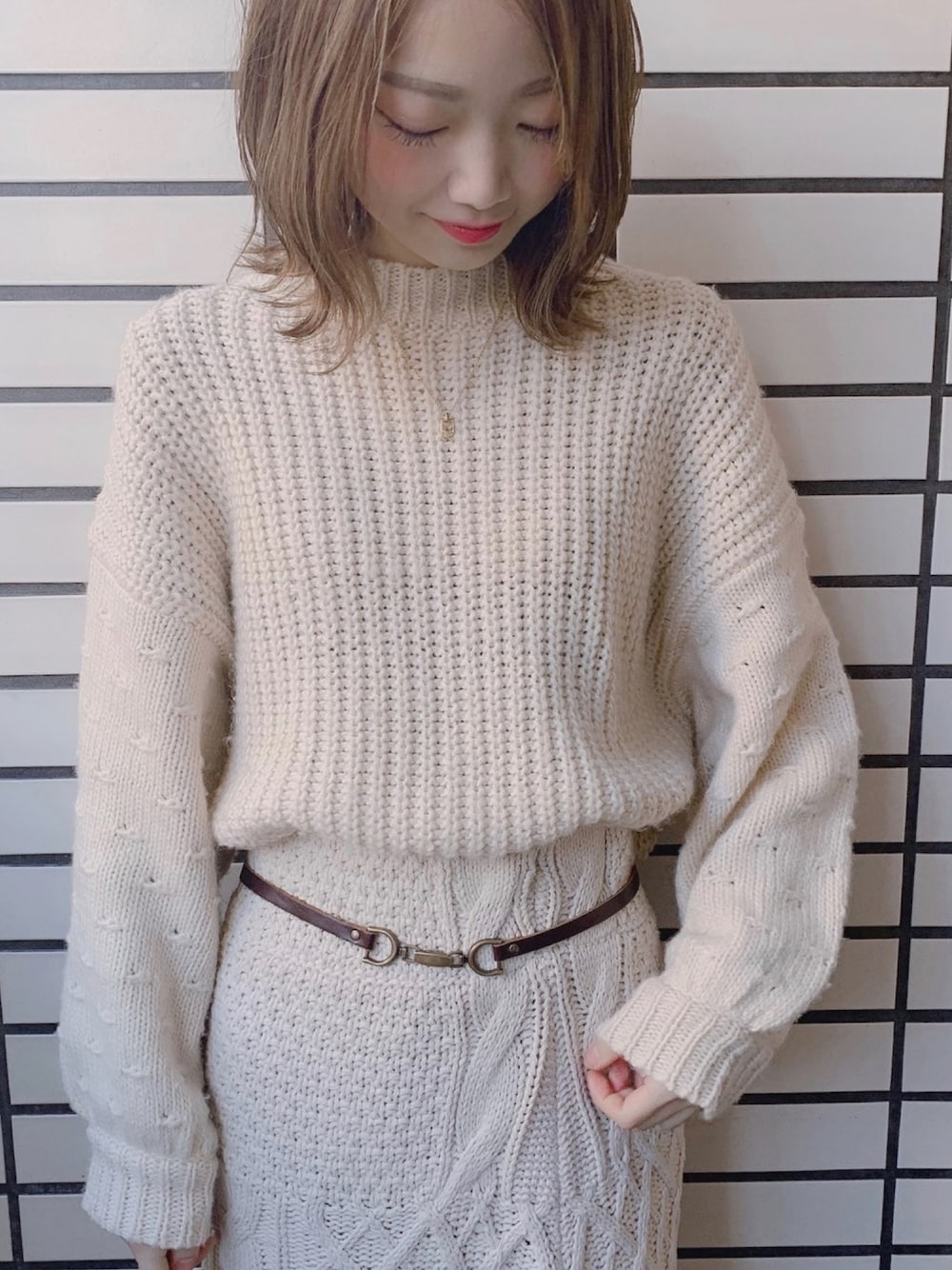 「ワントーンコーデ」｜「Chicoのパネルケーブルロングタイトスカート（スカート、ベージュ系）」を使った、ERIKOさん（レディース・160cm）の冬コーディネートの1枚目の写真