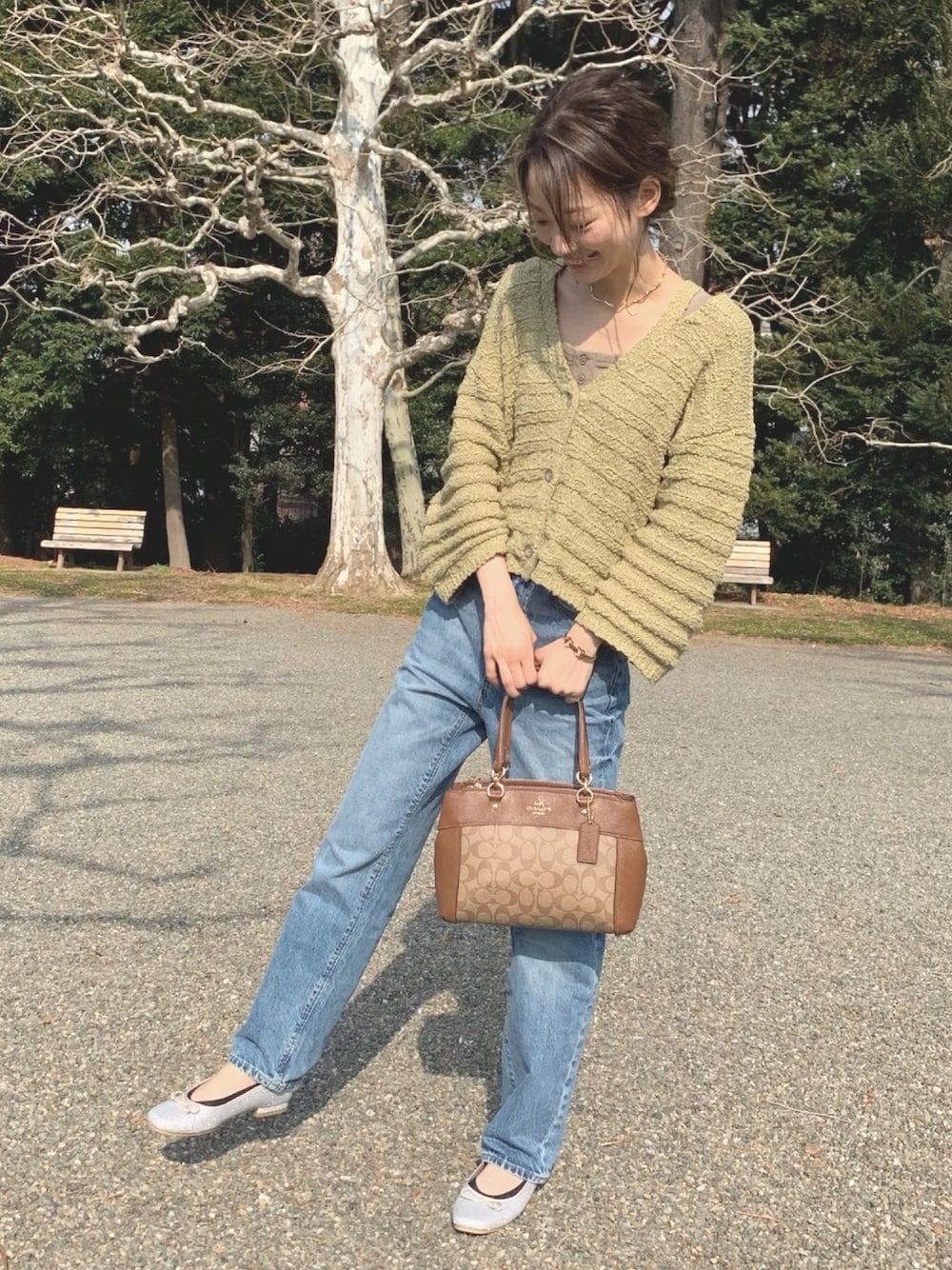 「KBFのカットネックWIDE2WAYカーディガン（カーディガン/ボレロ、グリーン系）」を使った、ERIKOさん（レディース・160cm）の春コーディネートの1枚目の写真