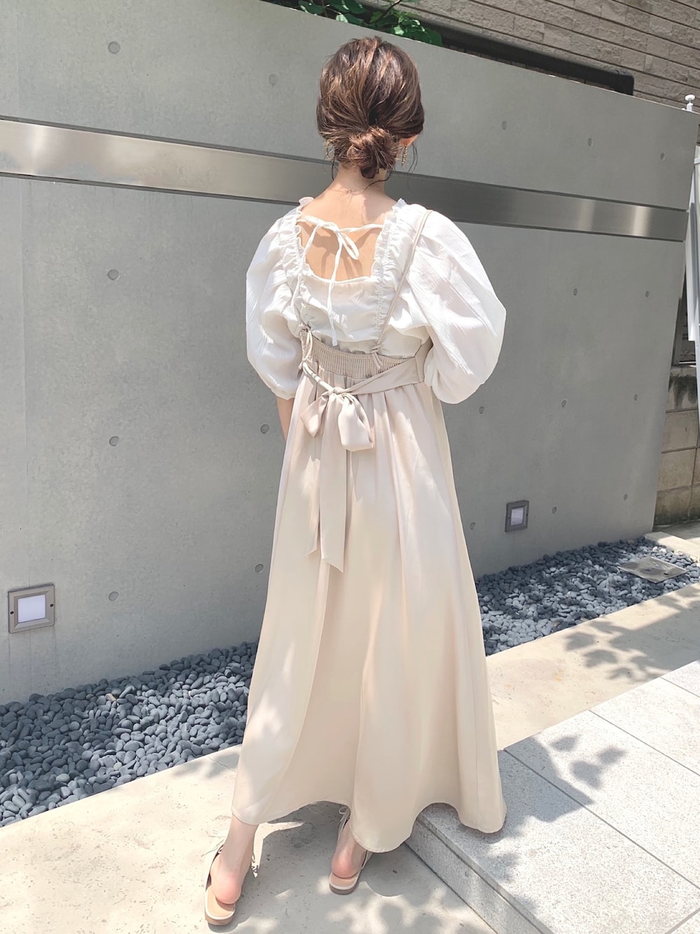 「夏、ワンピース、キャミワンピ、ミントグリーン」｜「INTER FACTORYのインフルエンサー ERIKO × INTER FACTORY　ビッグリボンサテンキャミワンピース（ワンピース、ホワイト系）」を使った、ERIKOさん（レディース・161cm）の夏コーディネートの1枚目の写真
