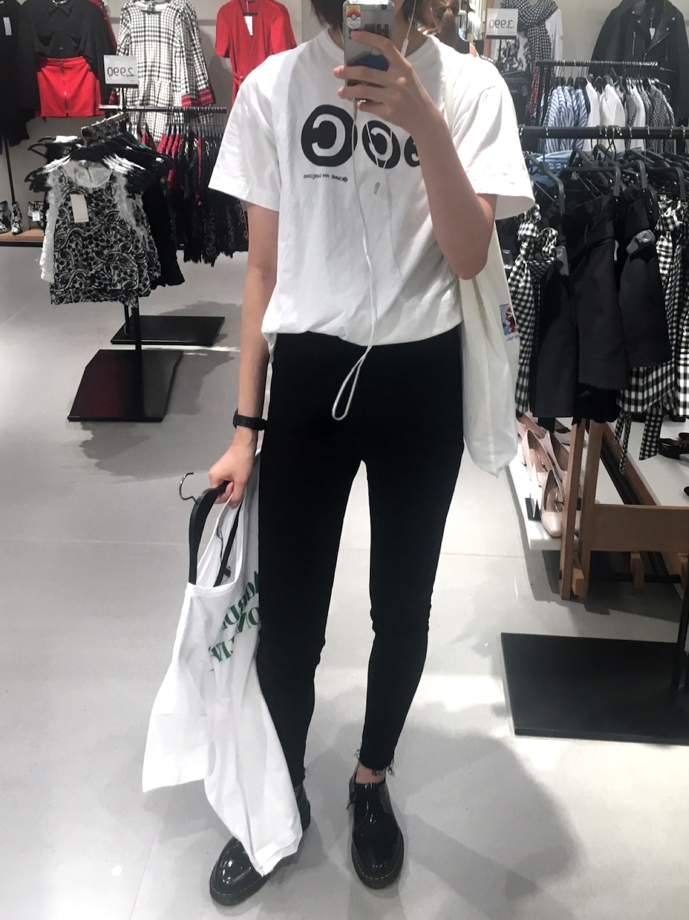 「パンツスタイル、カジュアル、シンプル、モノトーン、outfit、ootd、COMME des GARCONS、Dr.Martens、ZARA」｜「COMME des GARCONSのアイテム（Tシャツ/カットソー、ホワイト系）」を使った、smkさん（レディース・175cm）の夏コーディネートの1枚目の写真