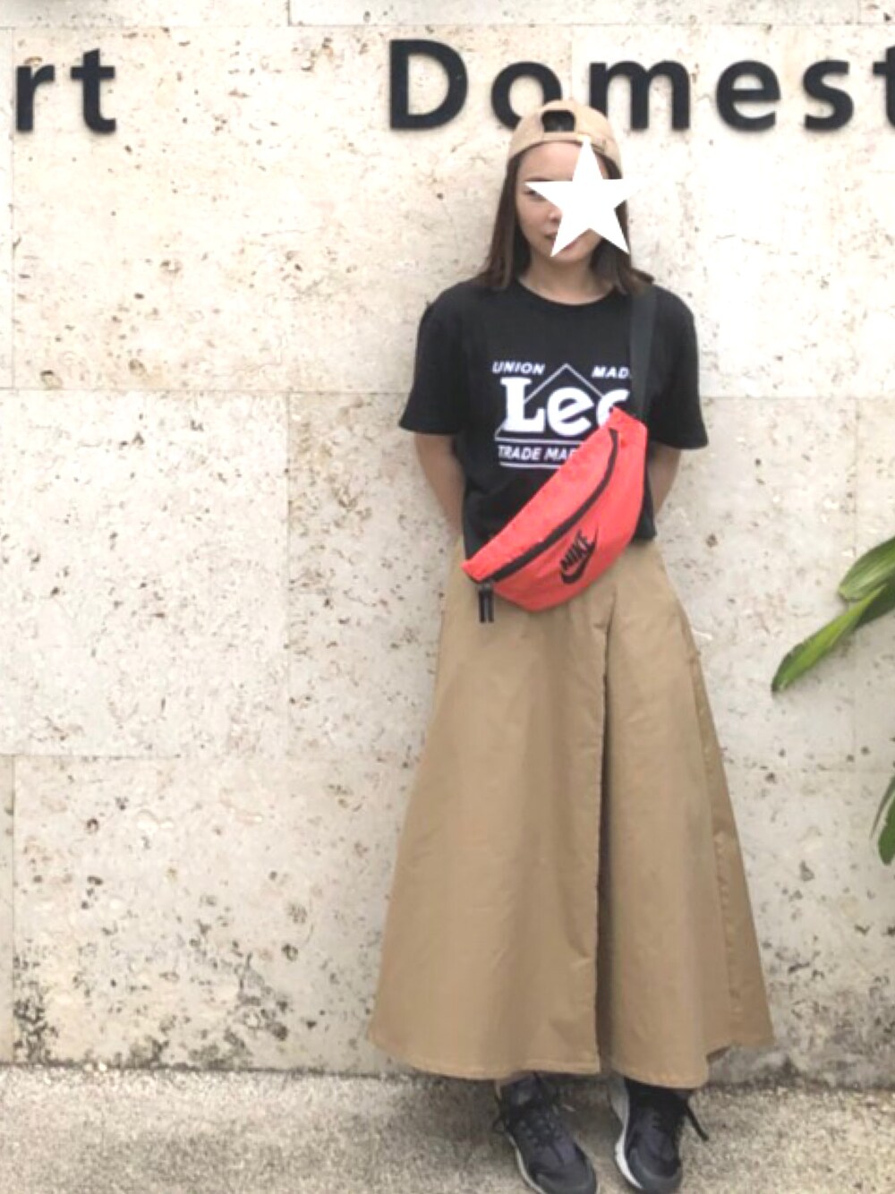 「スニーカーコーデ、黒、ベージュスカート、ロングスカート、LEE、GU、NIKE」｜「Leeのアイテム（Tシャツ/カットソー、ブラック系）」を使った、まっちさん（メンズ・176cm）の春コーディネートの1枚目の写真