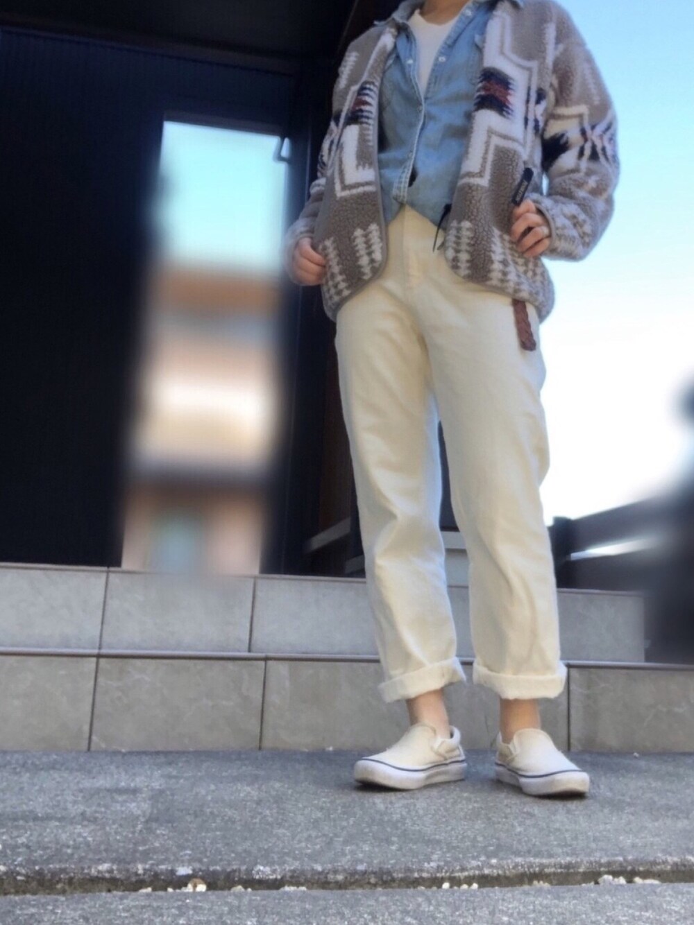 「ペンドルトン、ボアジャケット、デニムシャツ、寒いけど春服！、しろパン、プチプラ、ママコーデ」｜「GUのアイテム（その他パンツ、ホワイト系）」を使った、まっちさん（レディース・154cm）の冬コーディネートの1枚目の写真