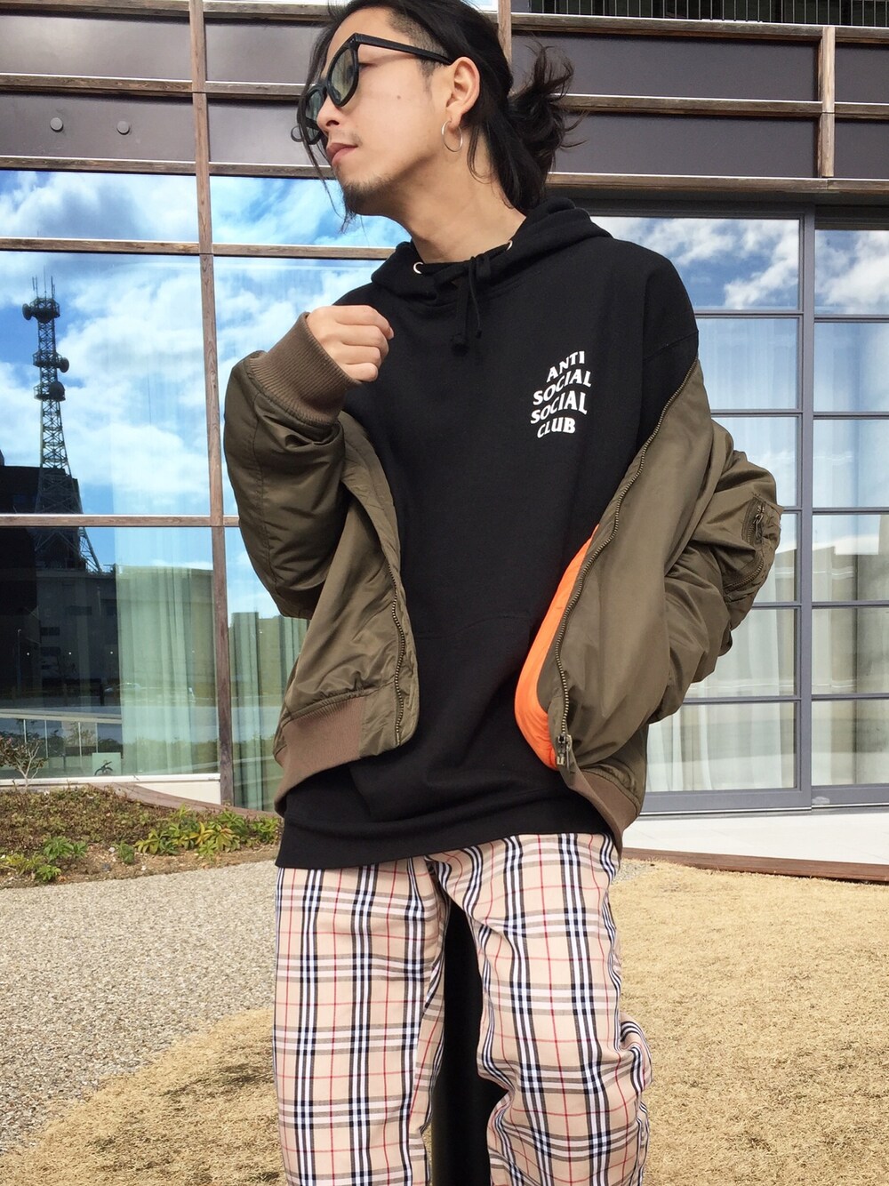 「オーバーサイズ、streetstyle、チエック、MA-1、ルーズシルエット、アンチソーシャルソーシャルクラブ」｜「ANTI SOCIAL SOCIAL CLUBのアイテム（パーカー、ブラック系）」を使った、yukihilowさん（メンズ・174cm）の冬コーディネートの1枚目の写真