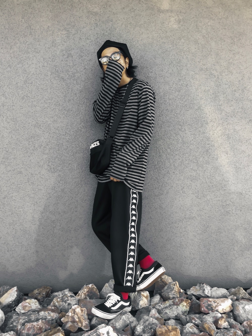 「スポーツMIX'18秋、秋のコーデ、オーバーサイズ、street、streetstyle、大人カジュアル、スニーカー、KAPPA」｜「H&Mのアイテム（Tシャツ/カットソー、ブラック系）」を使った、yukihilowさん（メンズ・174cm）の秋コーディネートの1枚目の写真