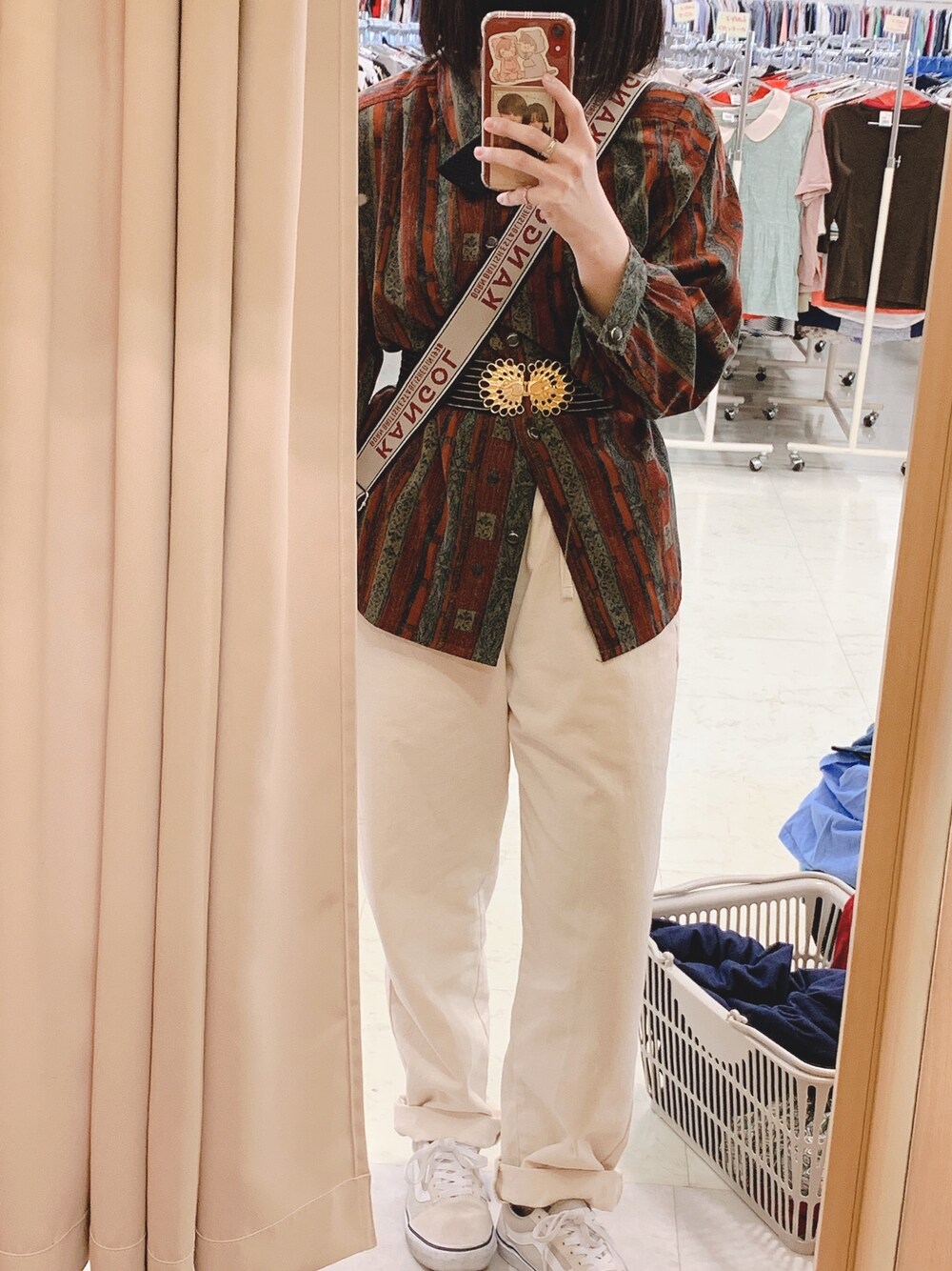 「古着屋、Vintage mix、お気に入りコーデ、VANS OLDSKOOL、お洒落さんとつながりたい」｜「GUのアイテム（チノパンツ、ホワイト系）」を使った、iampunitanさん（レディース・151cm）の春コーディネートの1枚目の写真