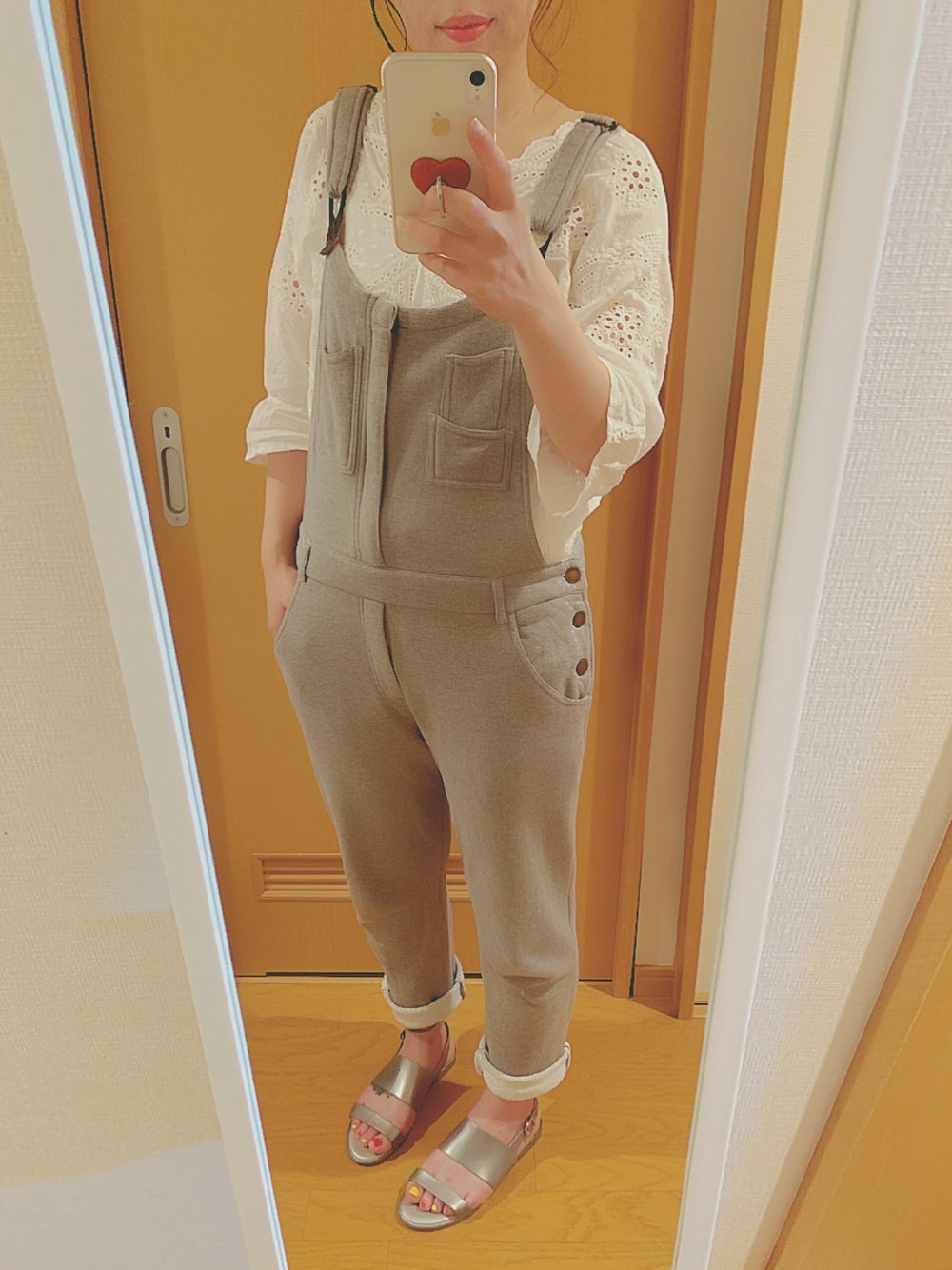 「サンダル、オトナカジュアル、サロペット、リラックススタイル、おしゃれさんと繋がりたい、夏」｜「LOUNGEDRESSの裏毛サロペット（サロペット/オーバーオール、グレー系）」を使った、occaさんさん（レディース・161cm）の夏コーディネートの1枚目の写真