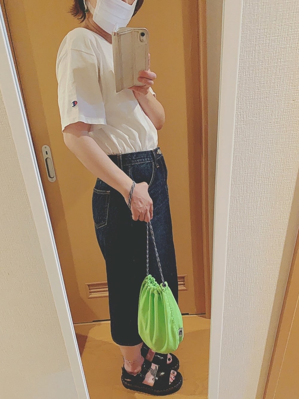 「シンプルコーデ、カジュアルコーデ、おしゃれさんと繋がりたい、スカート、デニム、雨の日コーデ、Tシャツ、サンダル、タイトスカート」｜「AZUL by moussyのCENTER SLIT DENIM MIDI SKIRT（デニムスカート、ブルー系）」を使った、occaさんさん（レディース・161cm）の夏コーディネートの1枚目の写真