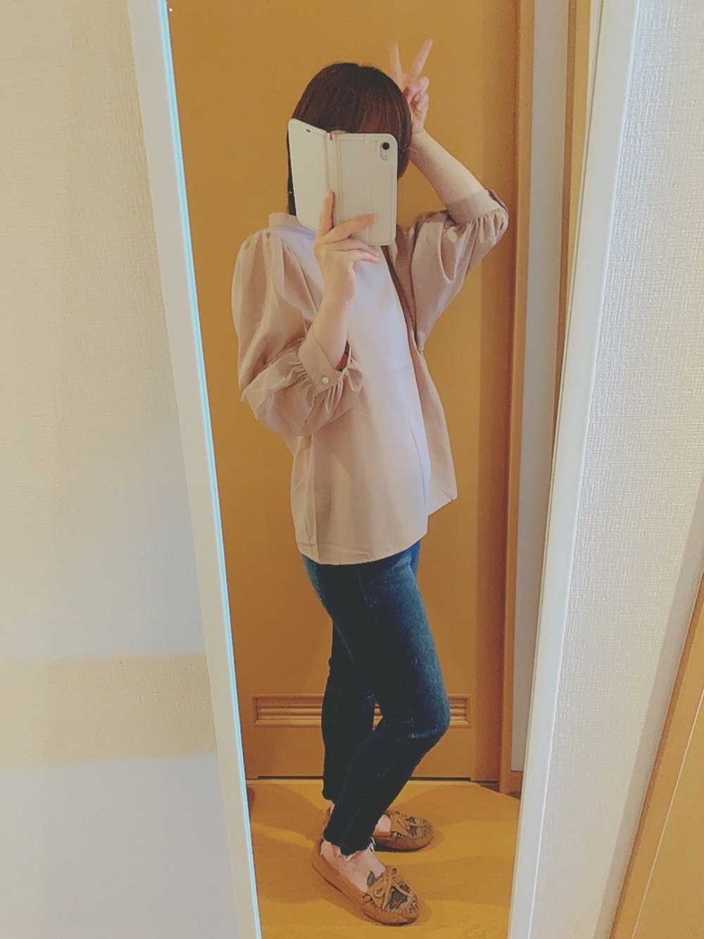 「春コーデ、GU、UNIQLO、プチプラ、大人カジュアル、デニム、ピンク、お洒落さんとつながりたい、シンプルコーデ、ラブアンドピース2020」｜「GUのアイテム（シャツ/ブラウス、ピンク系）」を使った、occaさんさん（レディース・161cm）の春コーディネートの1枚目の写真