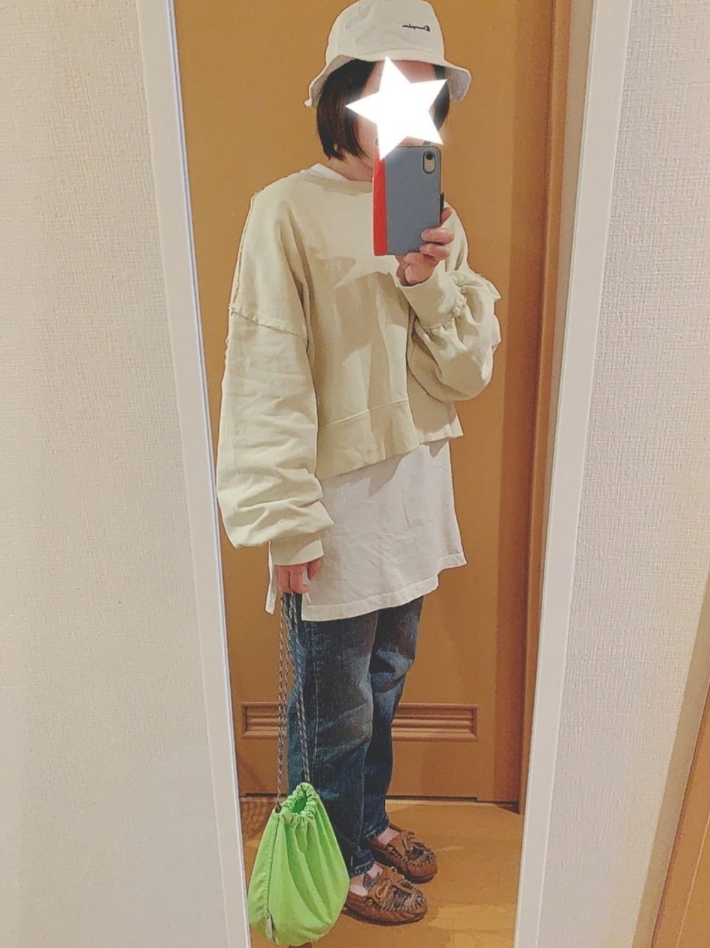 「ボリューム袖、休日スタイル、バケットハット、おしゃれさんと繋がりたい、デニム、巾着バッグ、レイヤードスタイル、グリーン、淡色コーデ、パステル映える春」｜「VISの【前後2WAY】ピグメントバイオ裏毛プルオーバー（スウェット、グリーン系）」を使った、occaさんさん（レディース・161cm）の春コーディネートの1枚目の写真