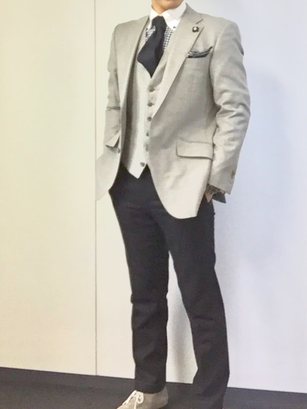 「グレー×ネイビー、グレーシューズ」｜「ディコレッティのアイテム（ドレスシューズ、グレー系）」を使った、エースさん（メンズ・170cm）の冬コーディネートの1枚目の写真