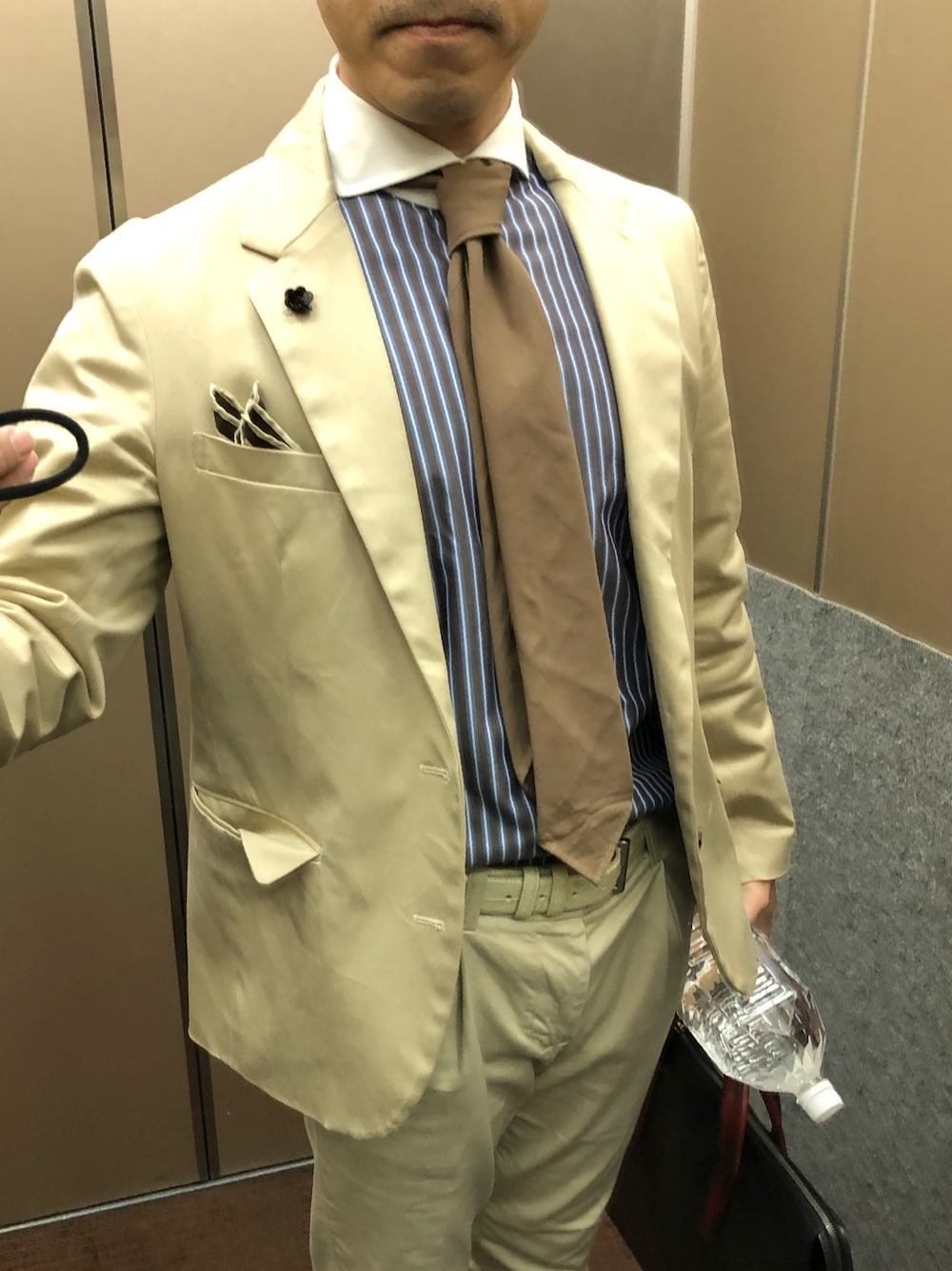 「ベージュ、ベージュジャケット」｜「BEAMSのBEAMS / ストレッチチノ 2Bジャケット（テーラードジャケット、ベージュ系）」を使った、エースさん（メンズ・170cm）の春コーディネートの1枚目の写真