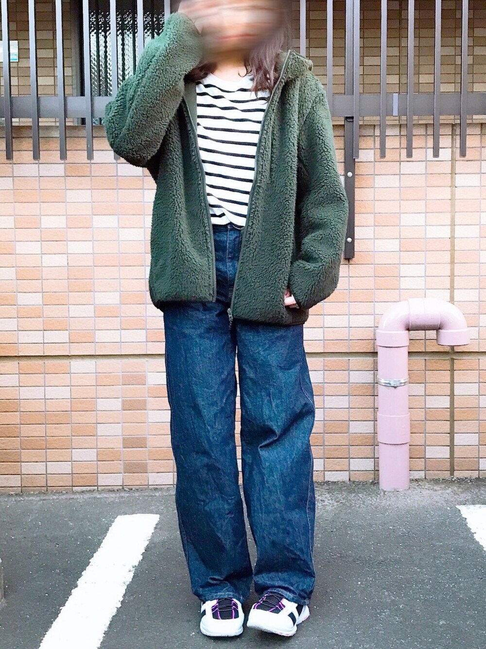 グリーン系のその他アウター、ブルー系のデニムパンツ、その他のスニーカーを着用したレディースの冬コーディネートの1枚目の写真