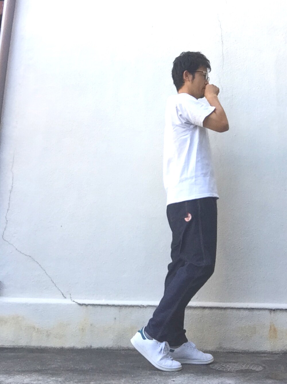 ブルー系のチノパンツ、ホワイト系のTシャツ/カットソーを着用したメンズの秋コーディネートの1枚目の写真