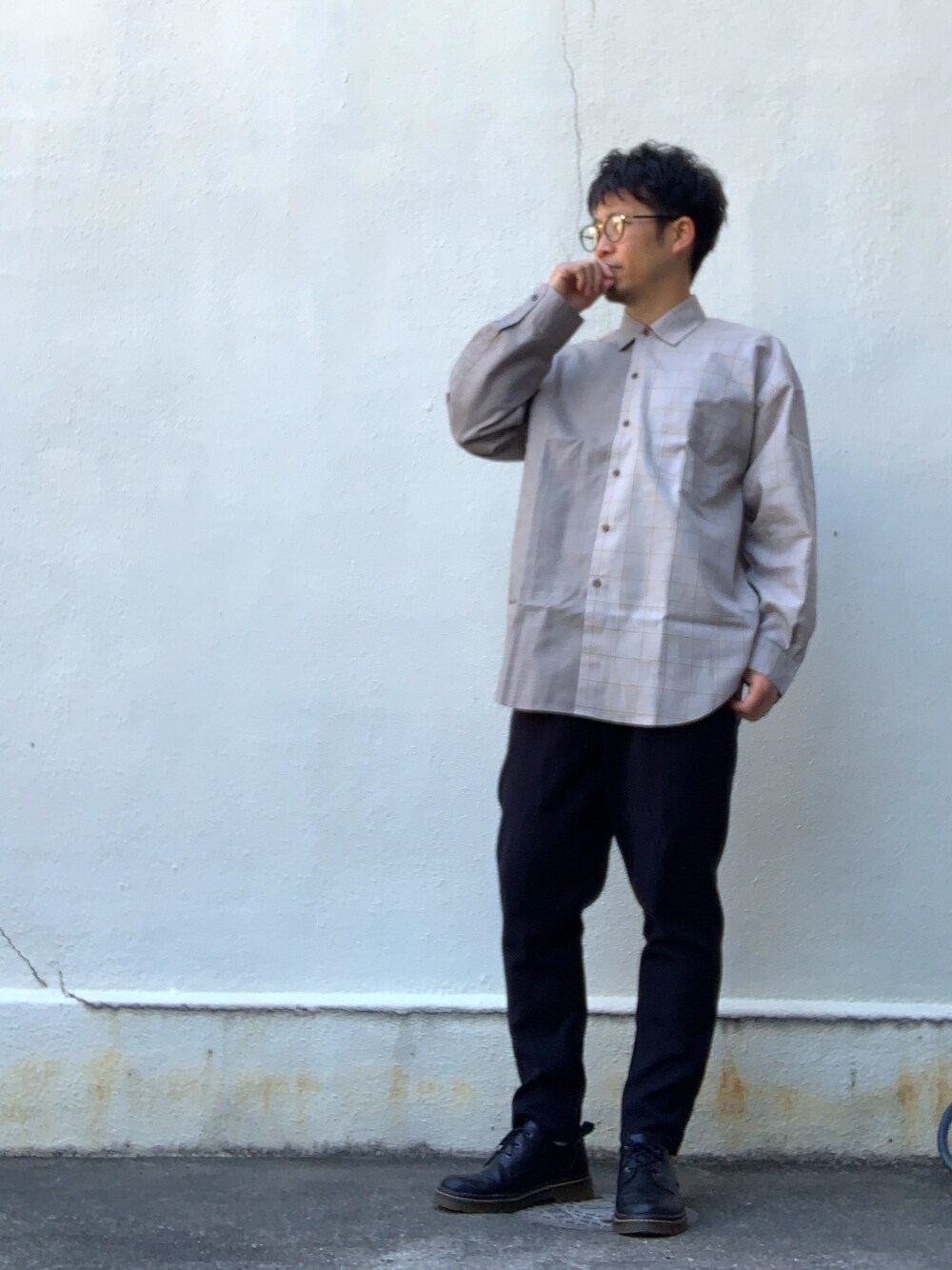 ベージュ系のシャツ/ブラウス、ブラック系のその他パンツ、ブラック系のドレスシューズを着用したメンズの春コーディネートの1枚目の写真