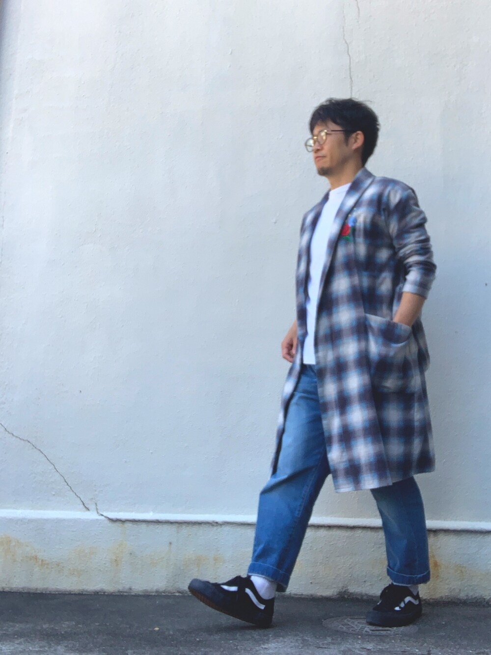 ブルー系のシャツ/ブラウス、ホワイト系のTシャツ/カットソー、ブルー系のデニムパンツを着用したメンズの春コーディネートの1枚目の写真